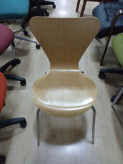 Silla fija de madera.