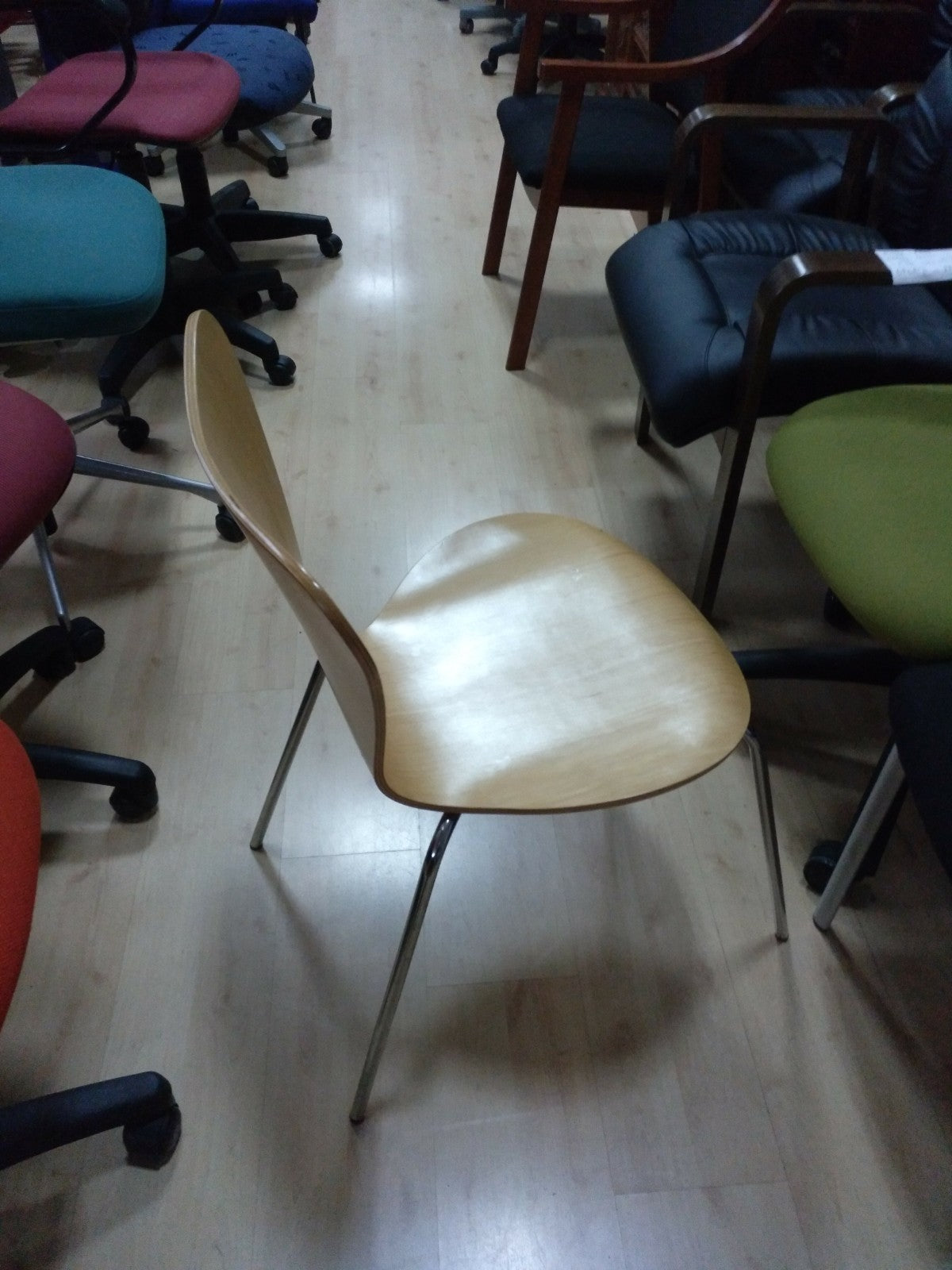 Silla fija de madera.