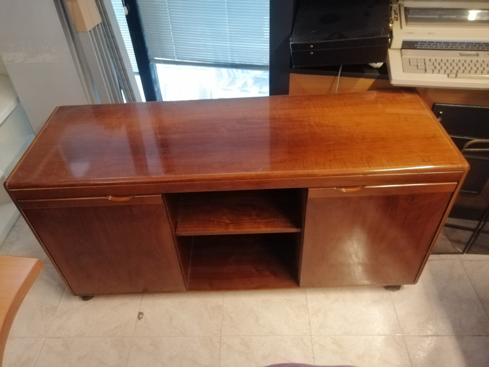 Armario bajo con ruedas.