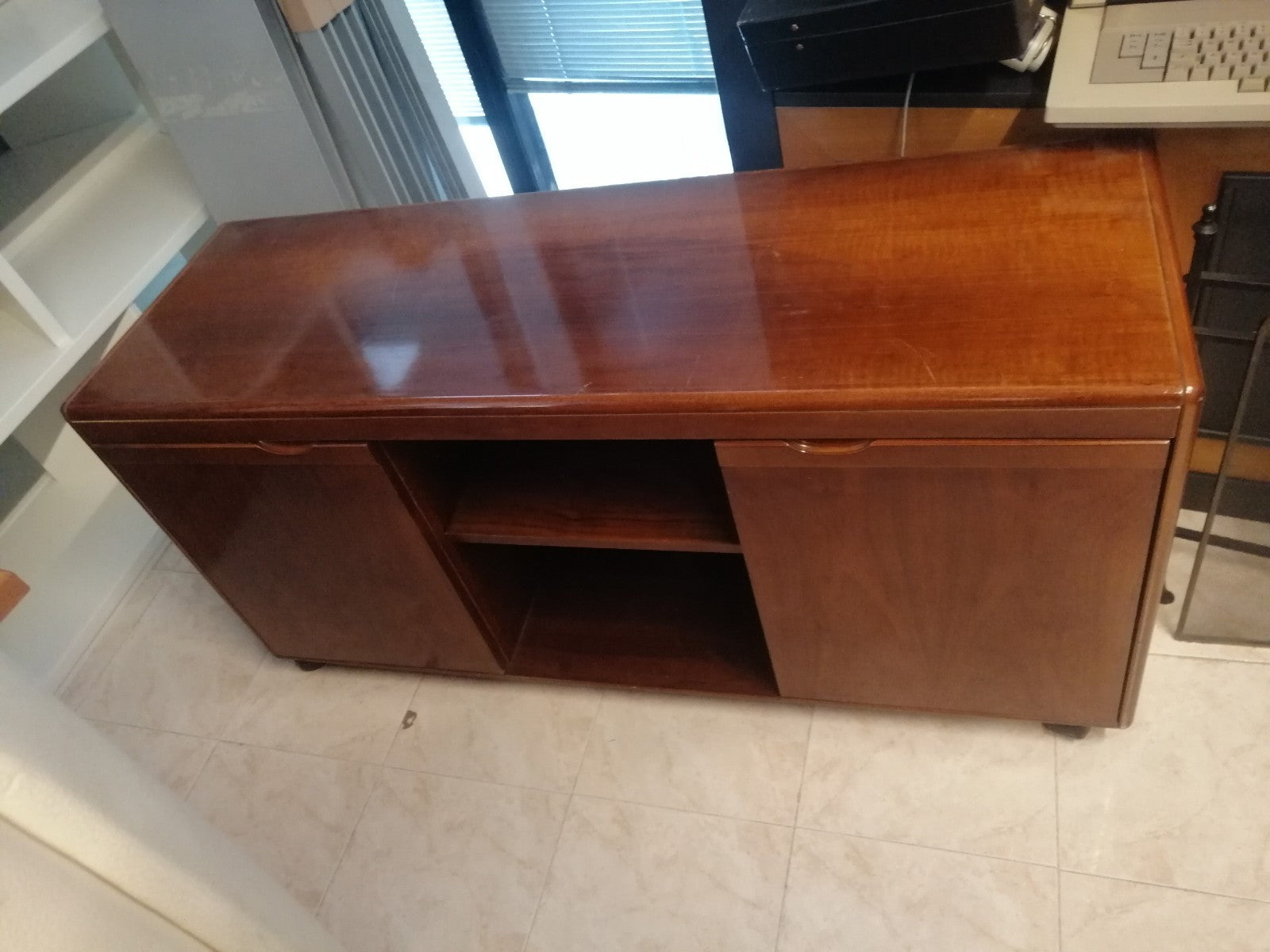 Armario bajo con ruedas.