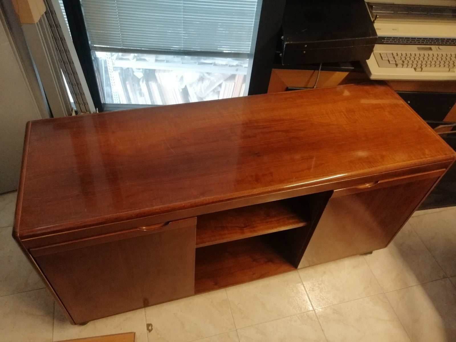 Armario bajo con ruedas.