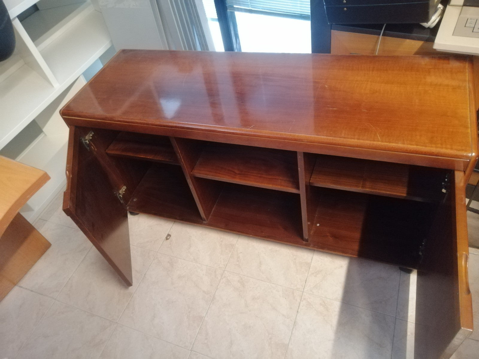 Armario bajo con ruedas.