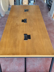 Mesa de reuniones rectangular.