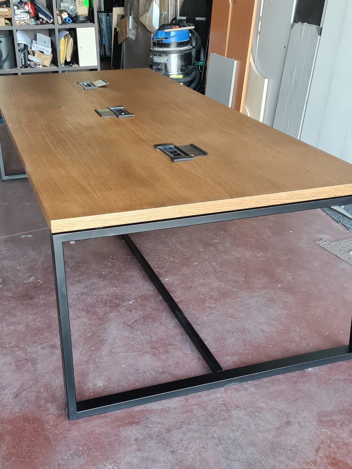 Mesa de reuniones rectangular.