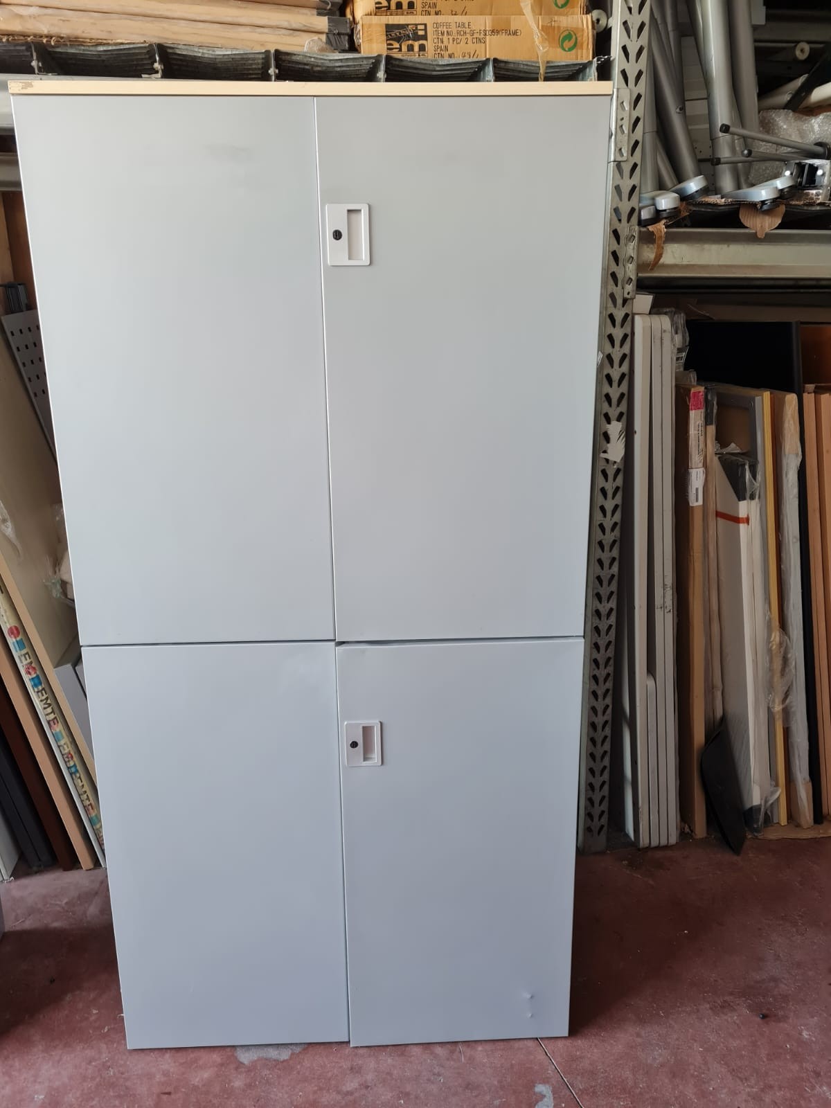 Armario alto metálico.