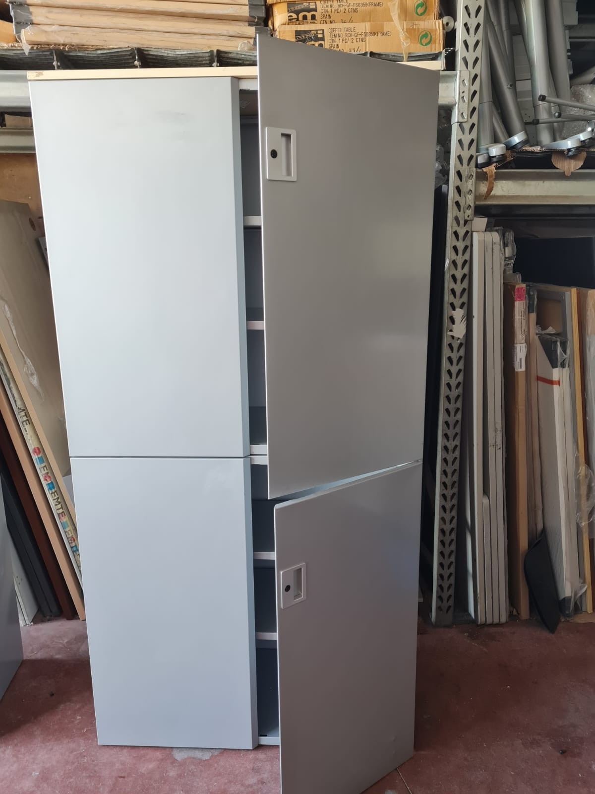 Armario alto metálico.