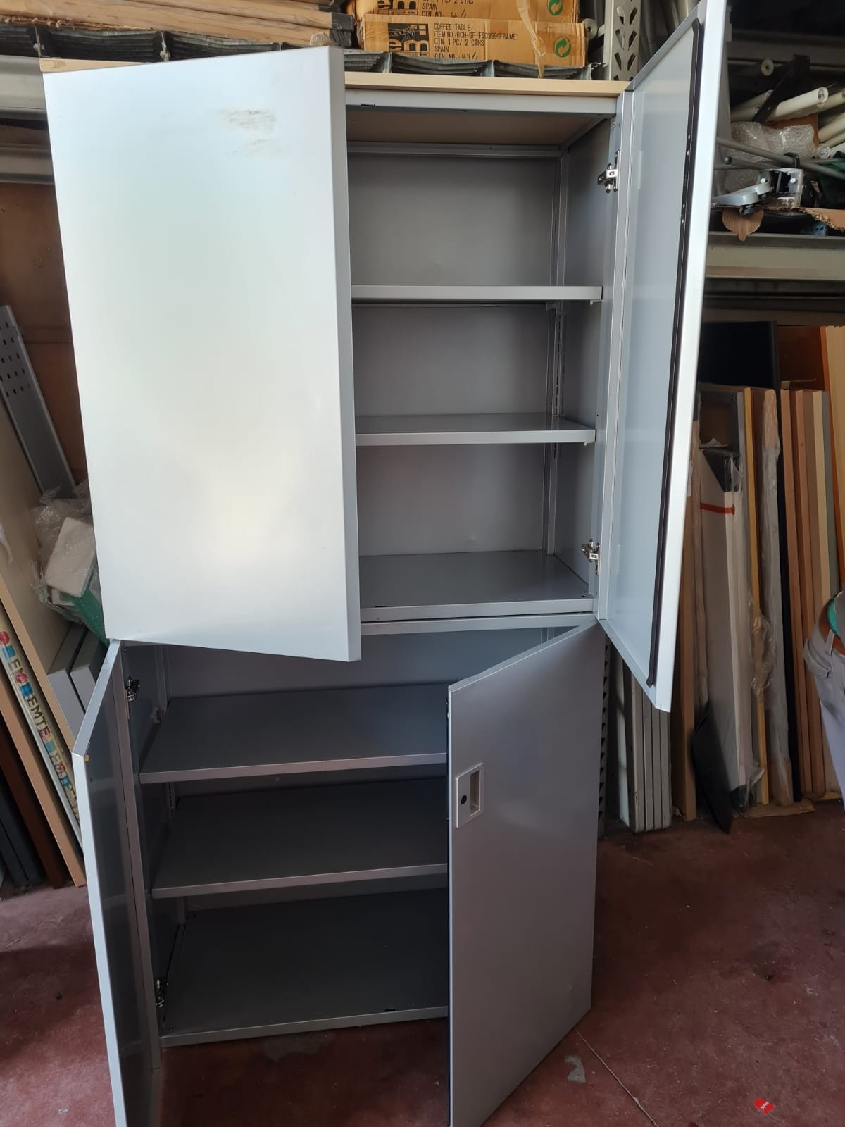 Armario alto metálico.