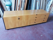 Armario bajo con puertas y cajones.