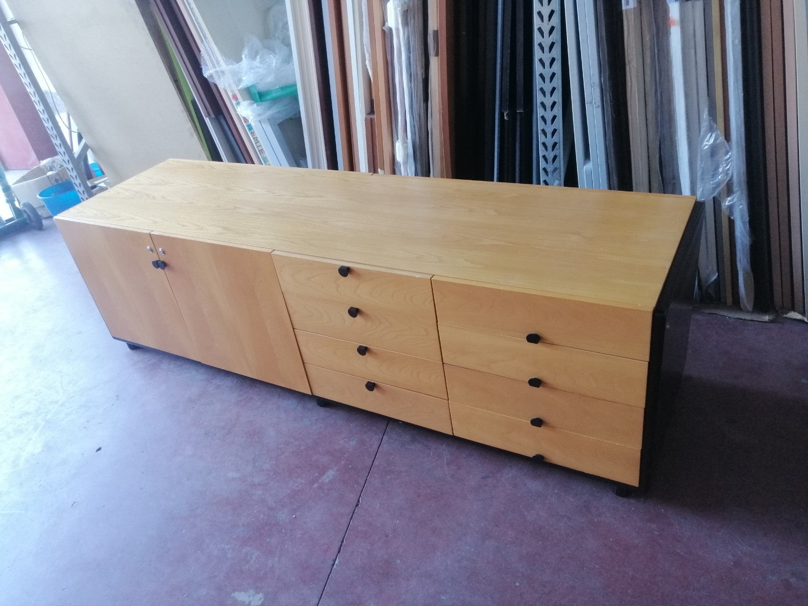 Armario bajo con puertas y cajones.