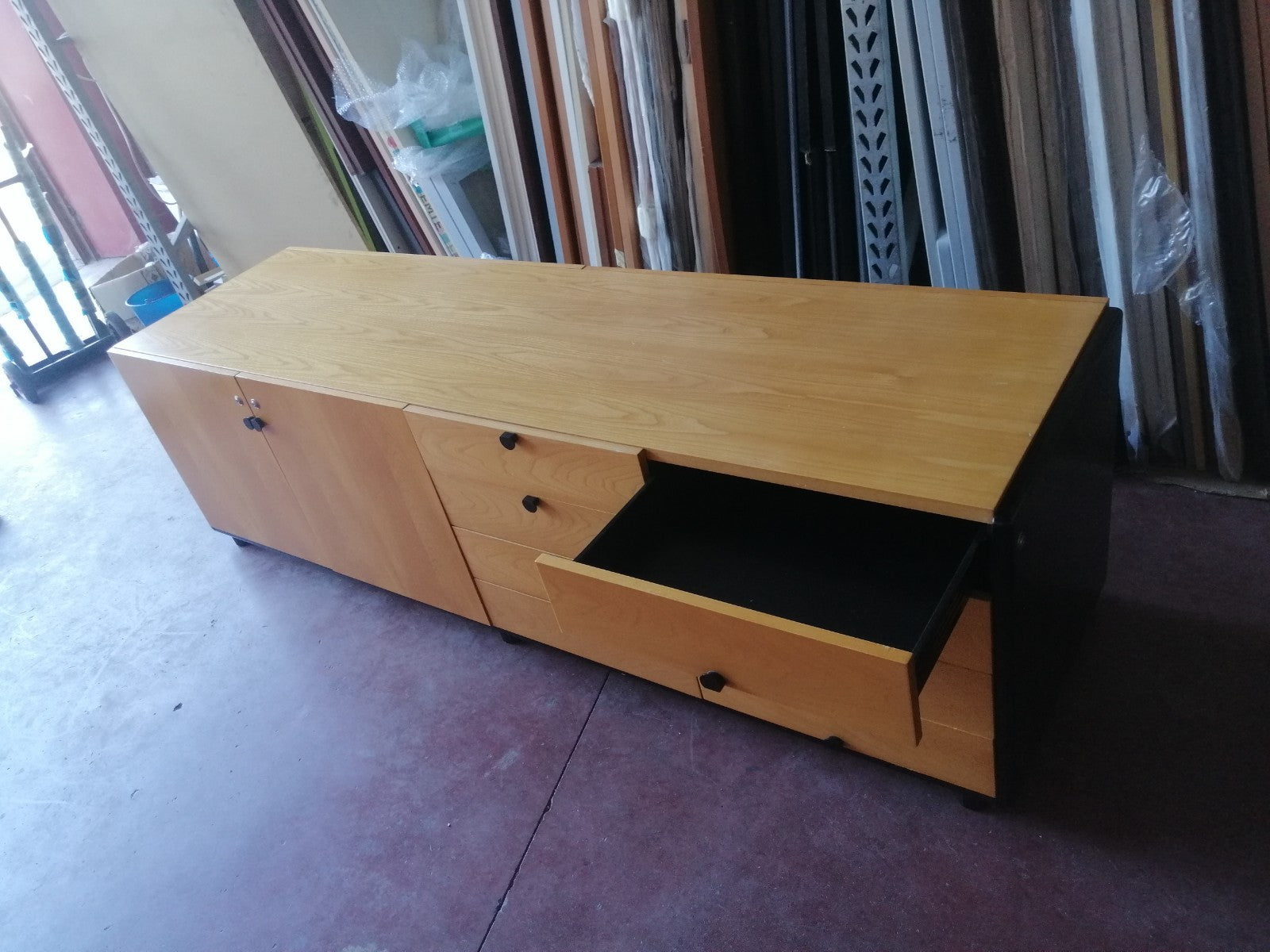 Armario bajo con puertas y cajones.