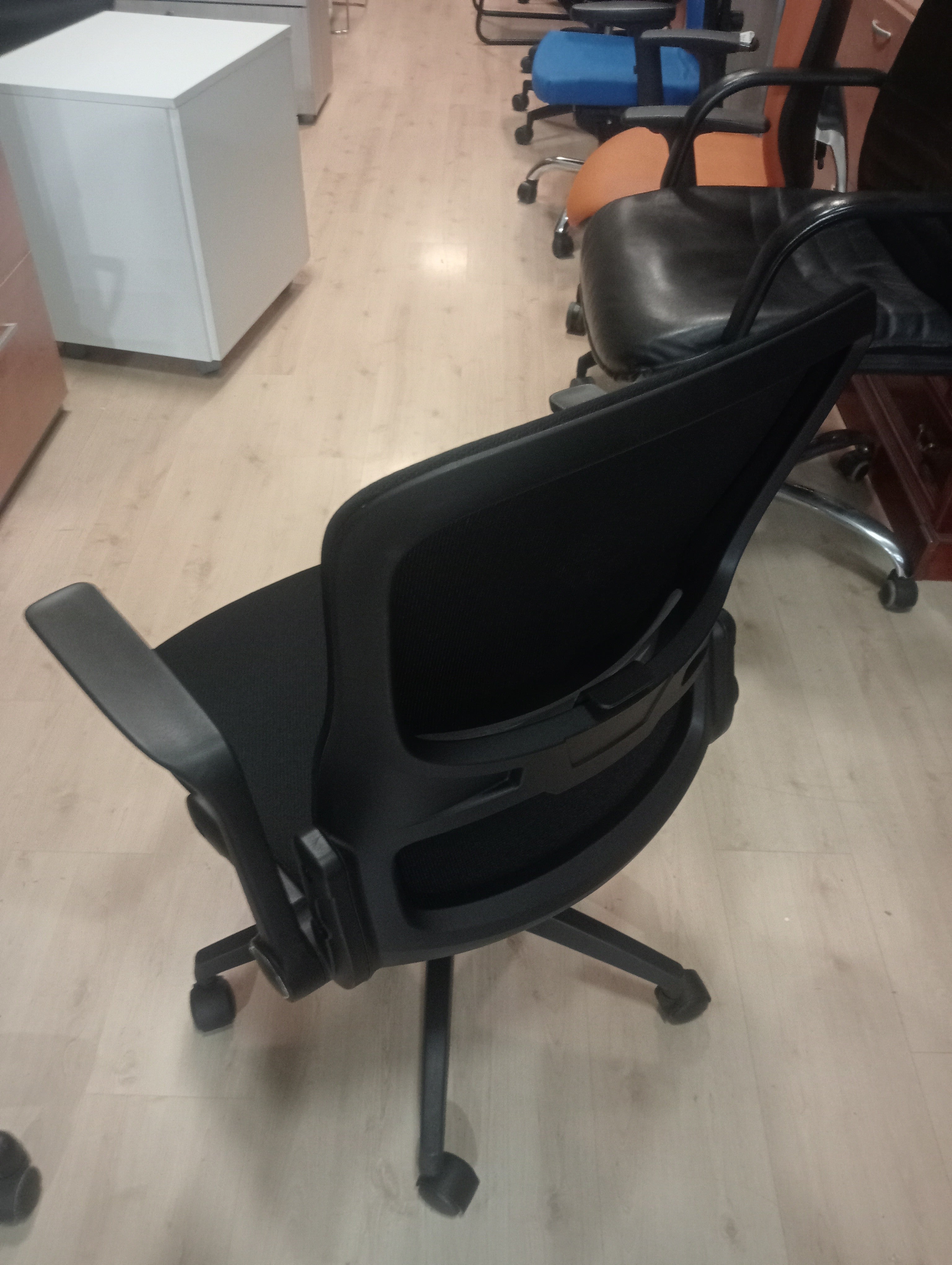 Silla giratoria con brazos abatibles.