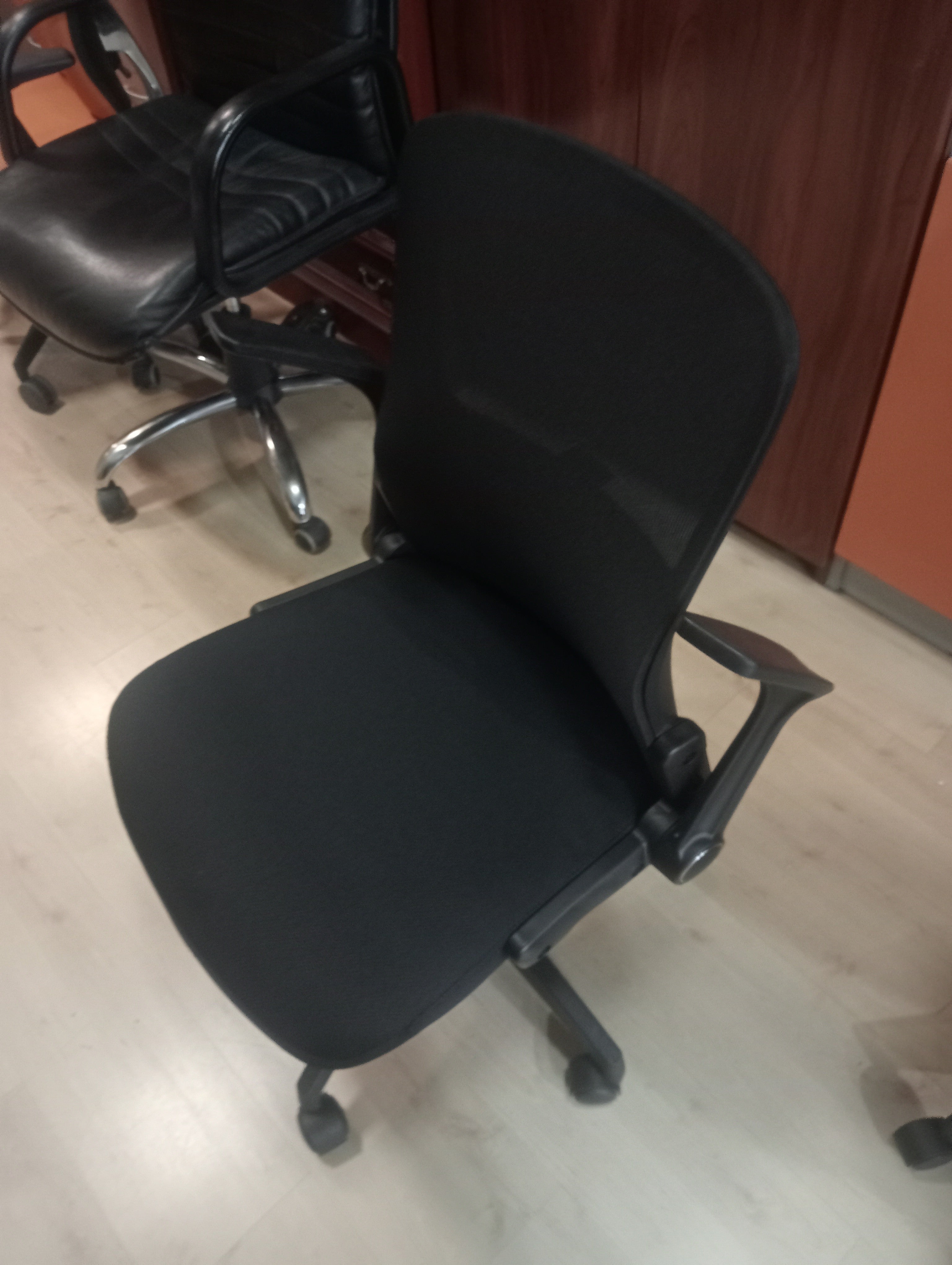 Silla giratoria con brazos abatibles.