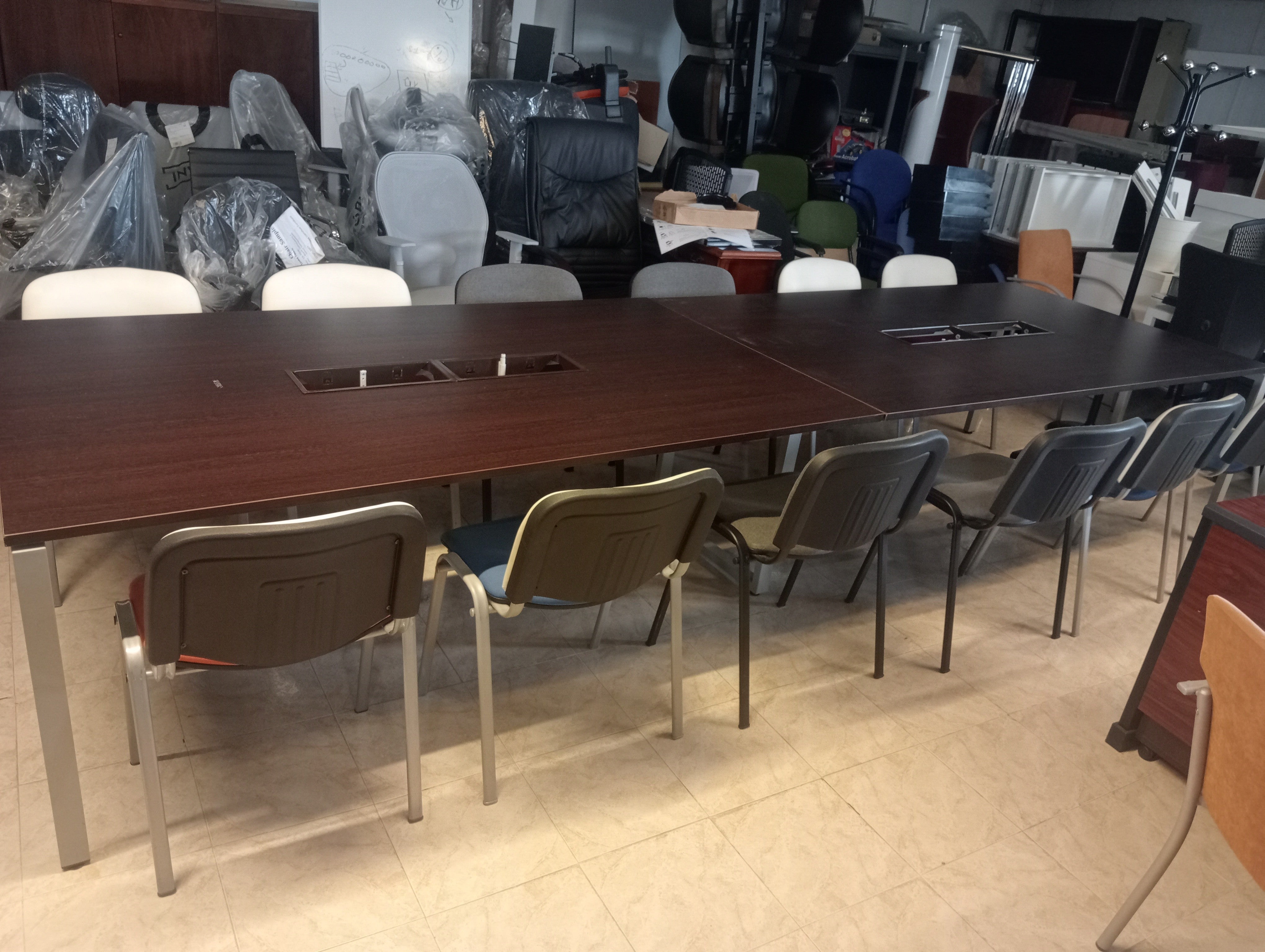 Mesa de reuniones rectangular.