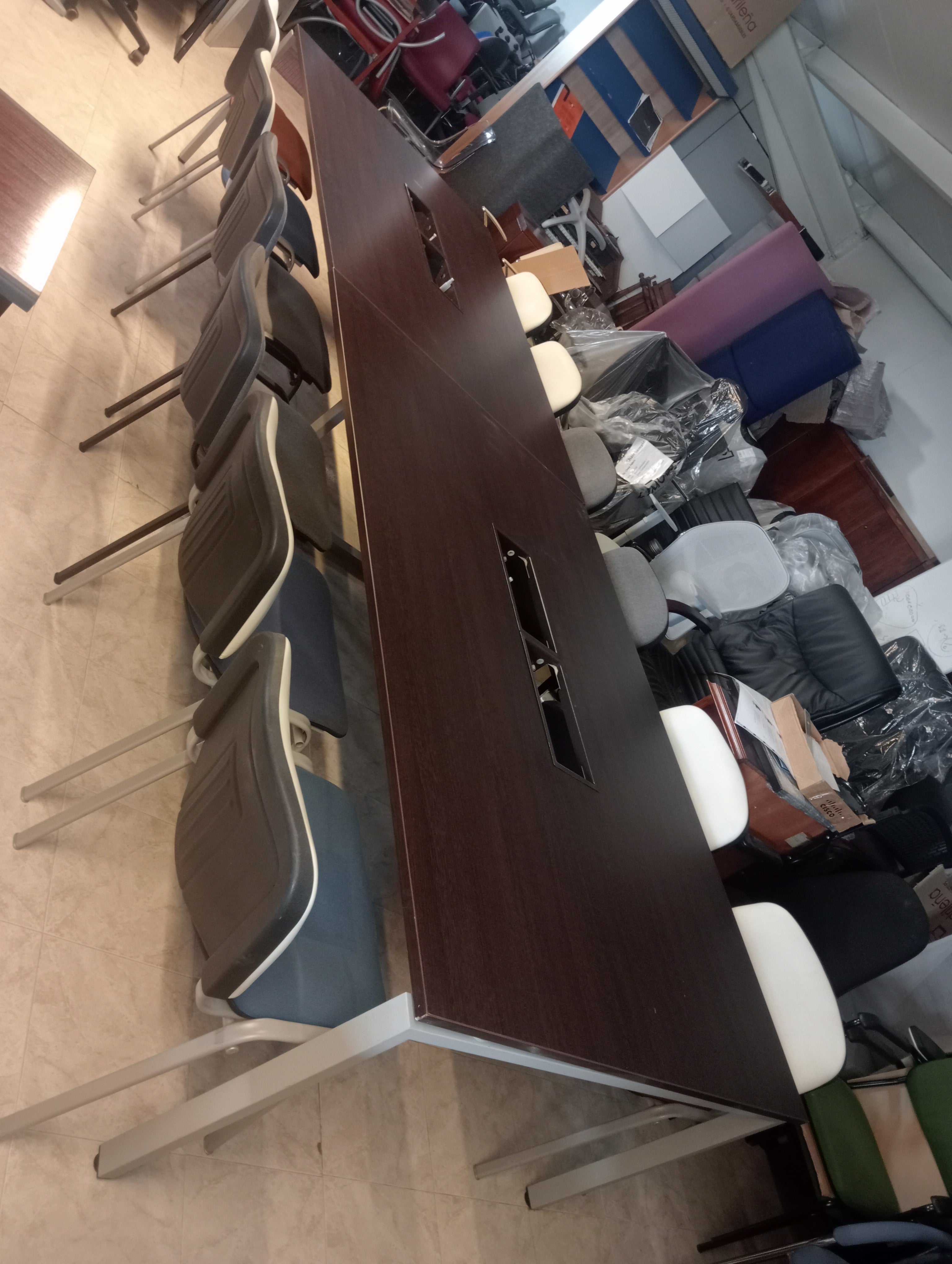 Mesa de reuniones rectangular.