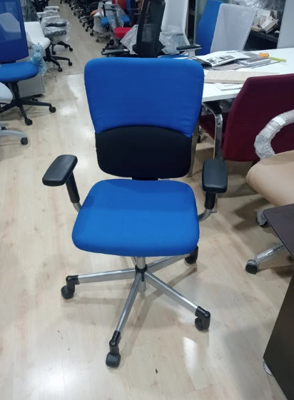 Silla giratoria Steelcase tapizado nuevo.