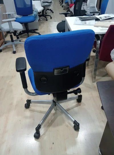 Silla giratoria Steelcase tapizado nuevo.