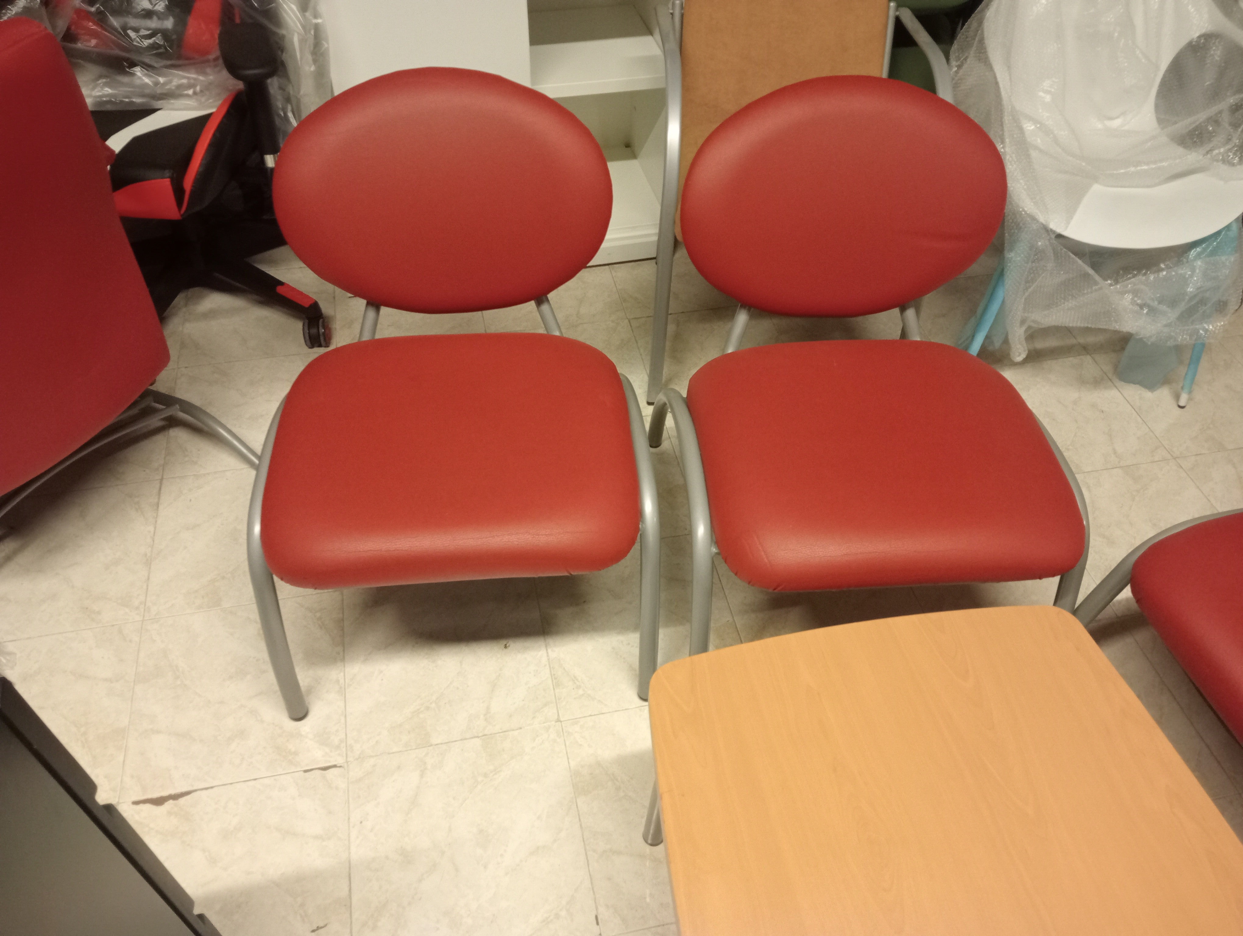 Sillón sala de espera granate.