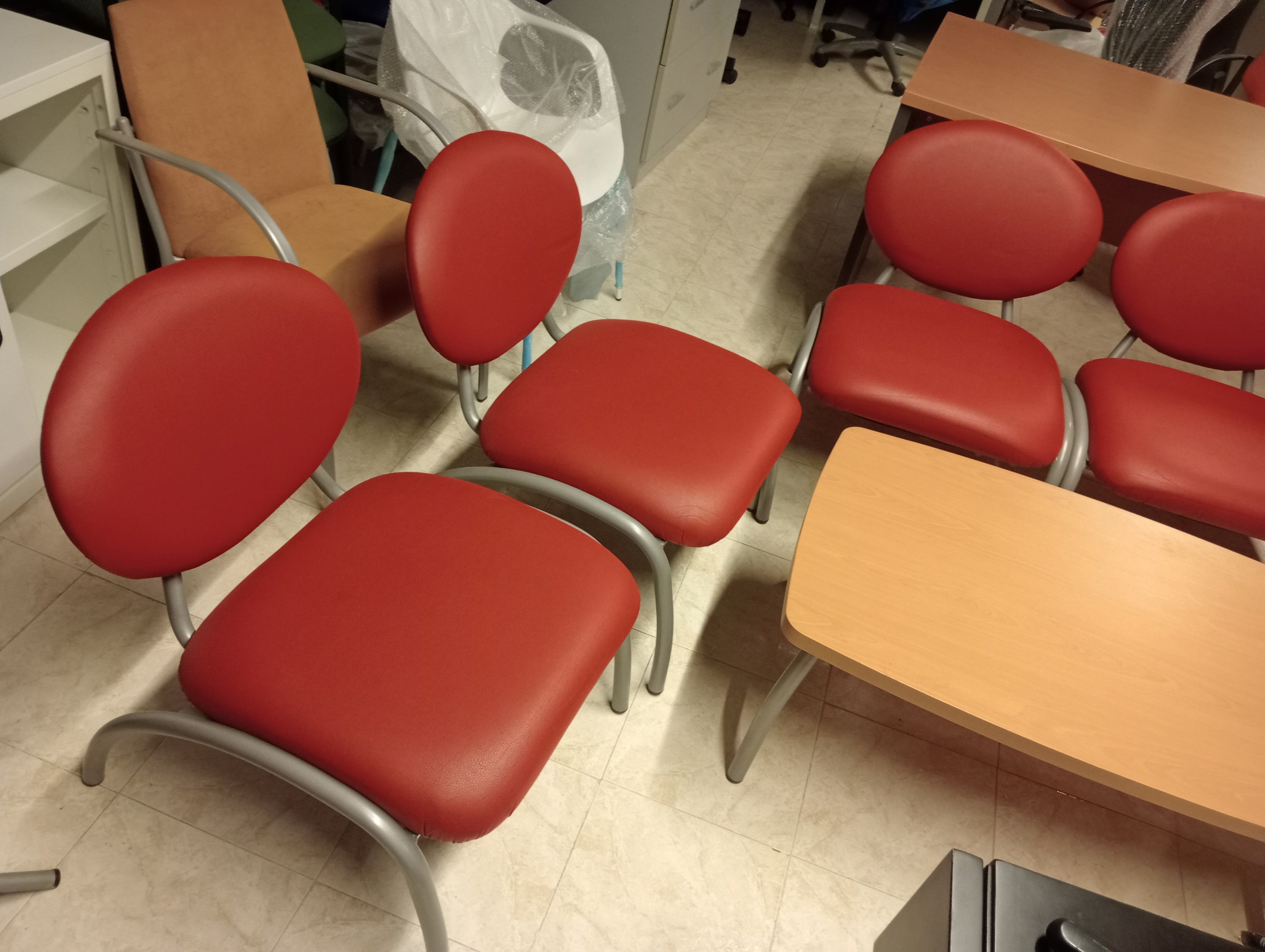 Sillón sala de espera granate.