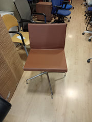 Sillón sala de espera marrón.