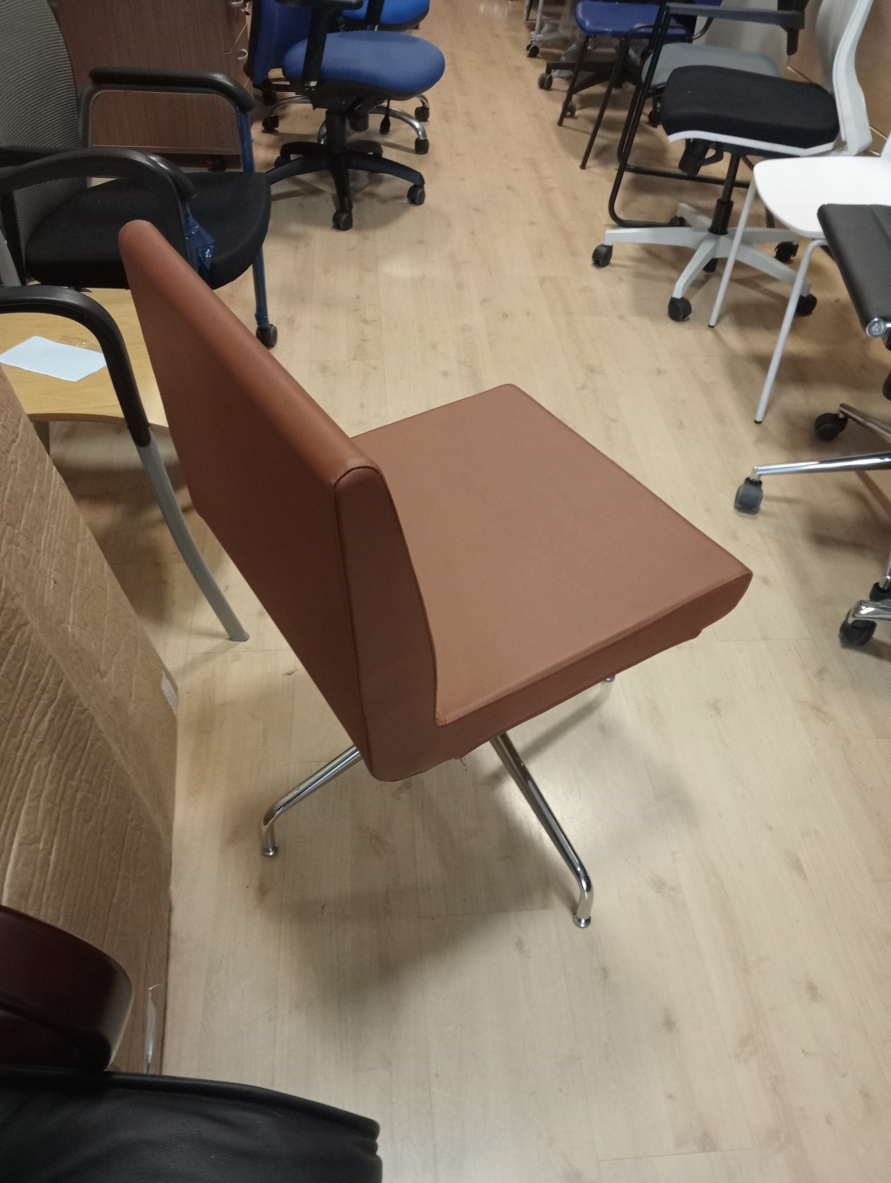 Sillón sala de espera marrón.