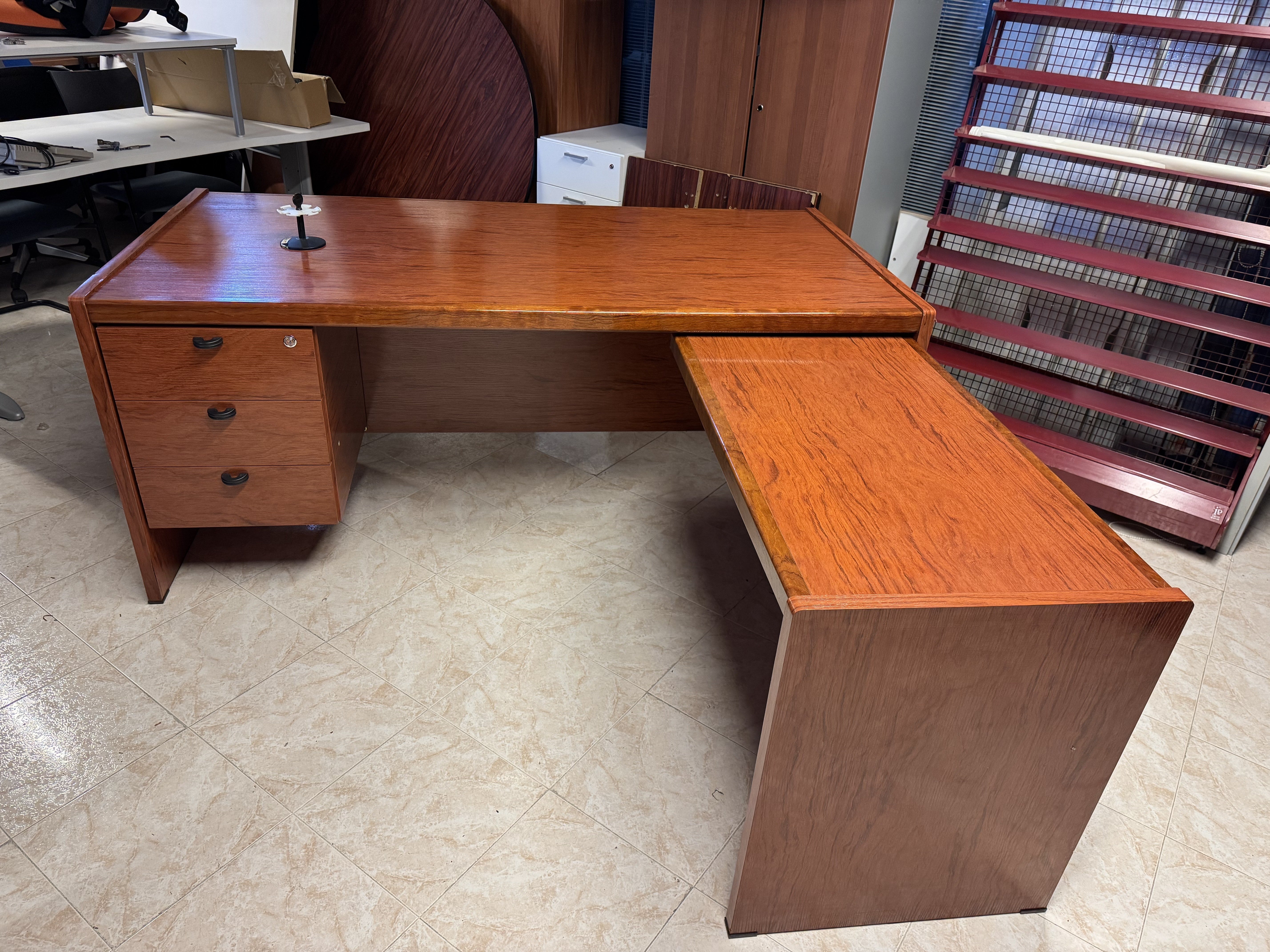 Mesa de dirección nogal.