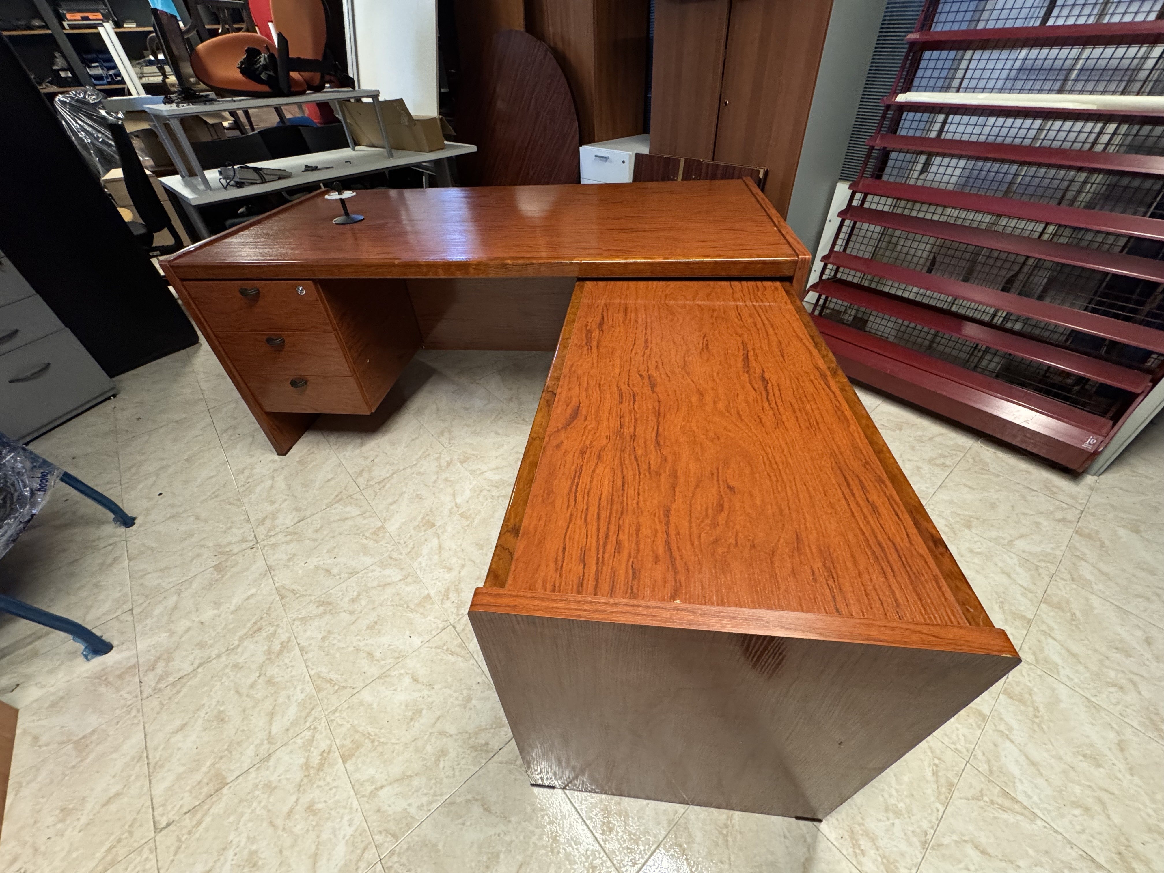 Mesa de dirección nogal.