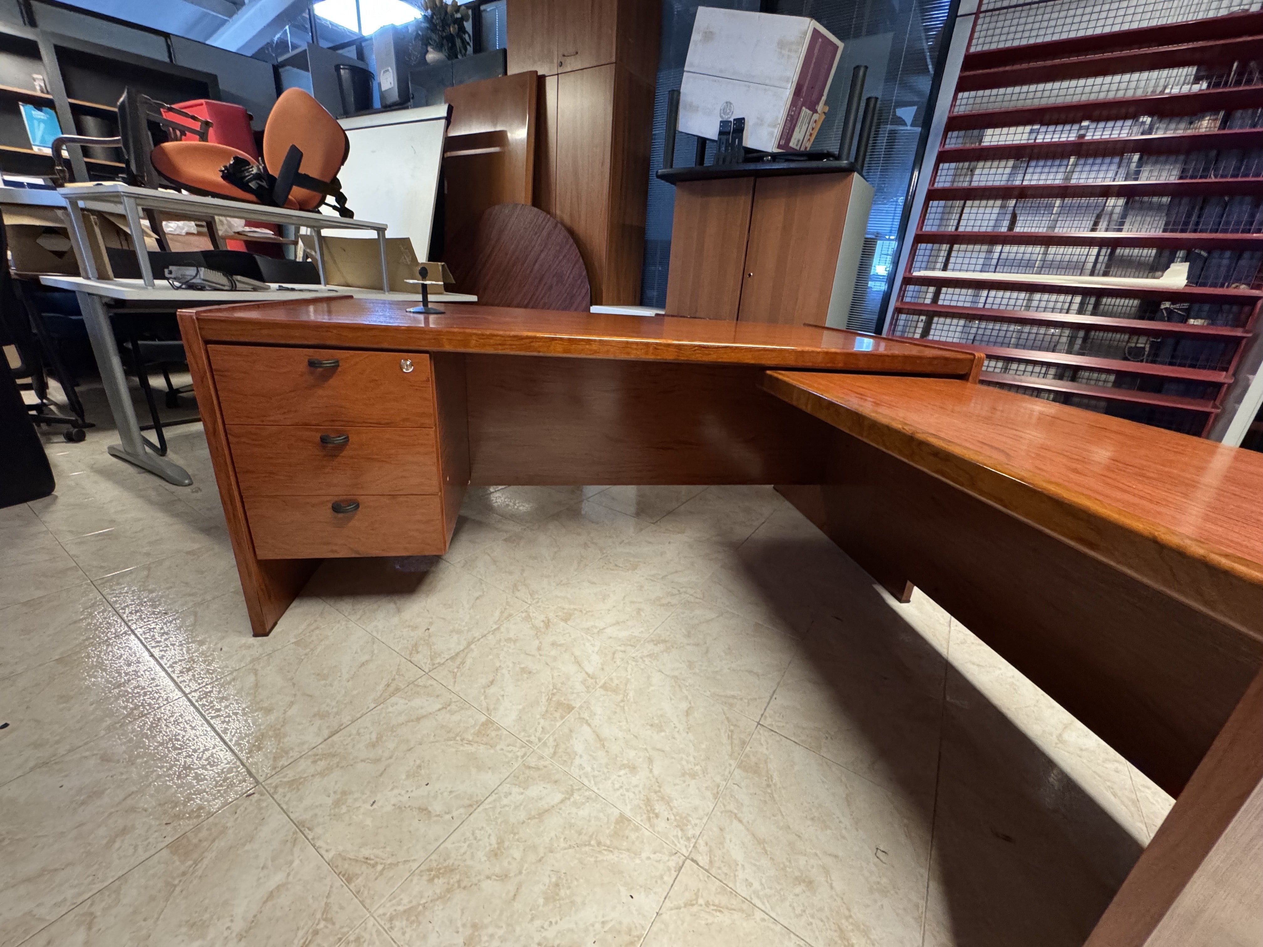 Mesa de dirección nogal.