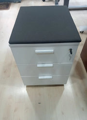 Cajonera de ruedas con vade en encimera.