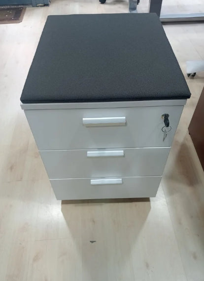 Cajonera de ruedas con vade en encimera.