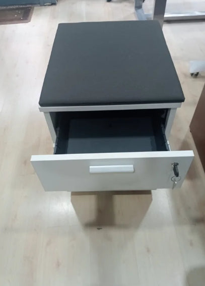 Cajonera de ruedas con vade en encimera.