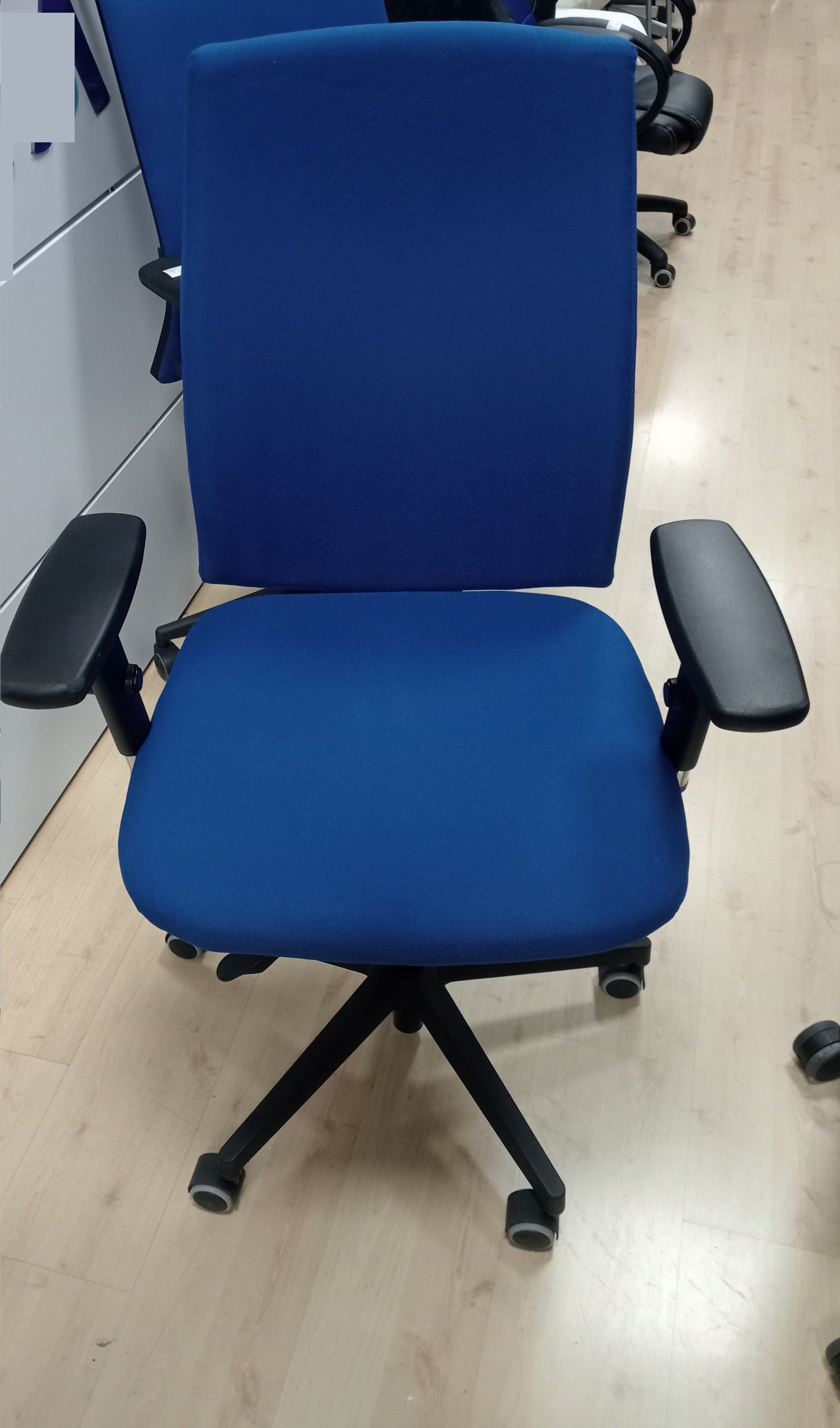 Silla ergonómica azul.
