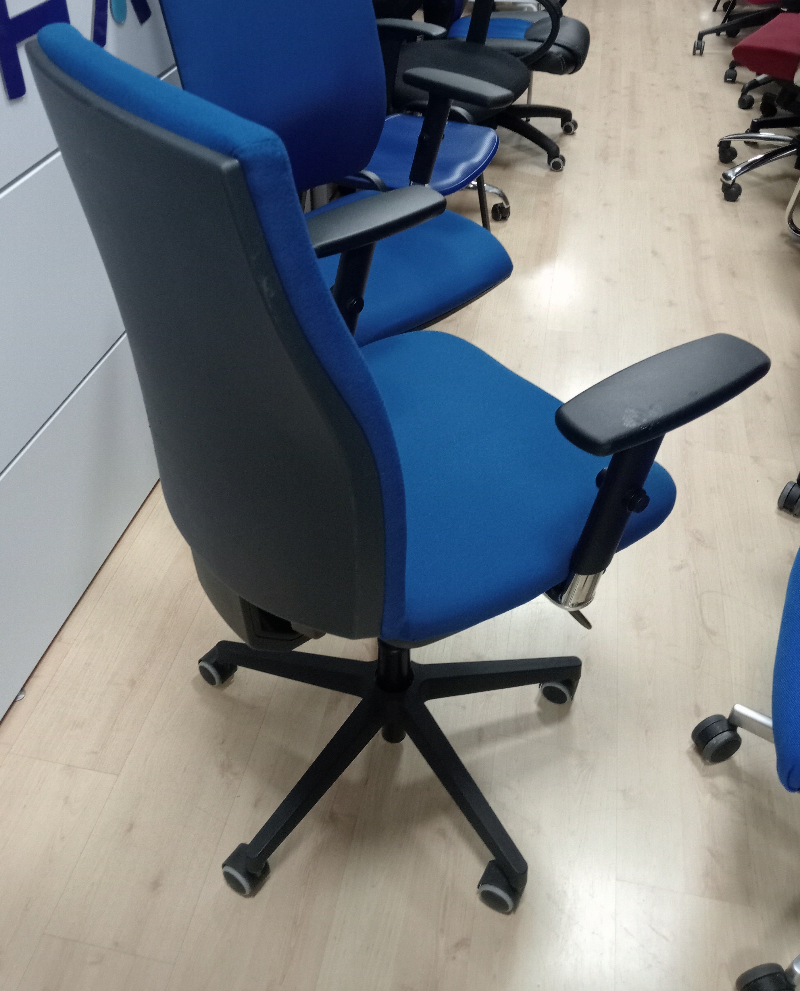 Silla ergonómica azul.