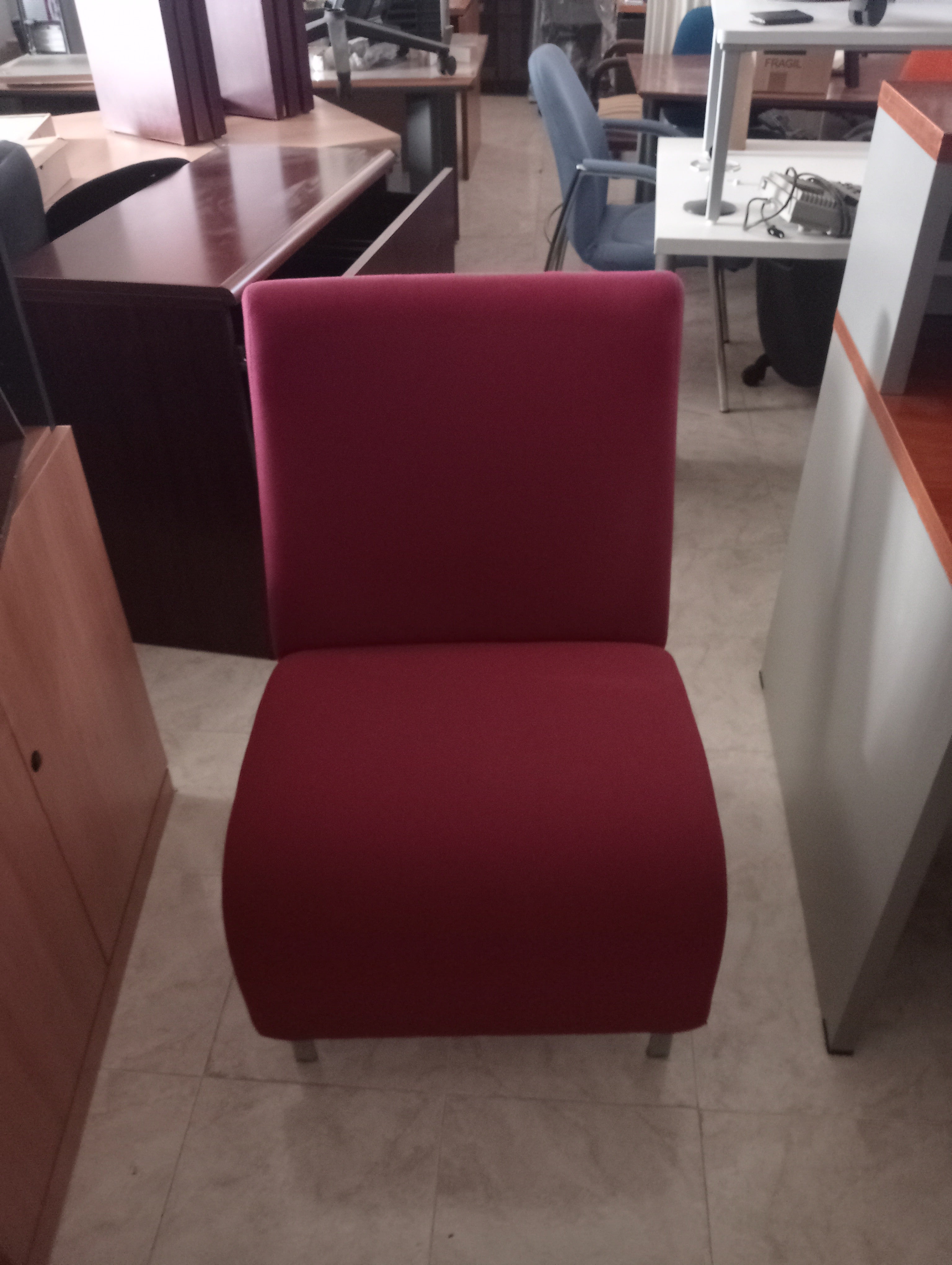 Sillón sala de espera granate.