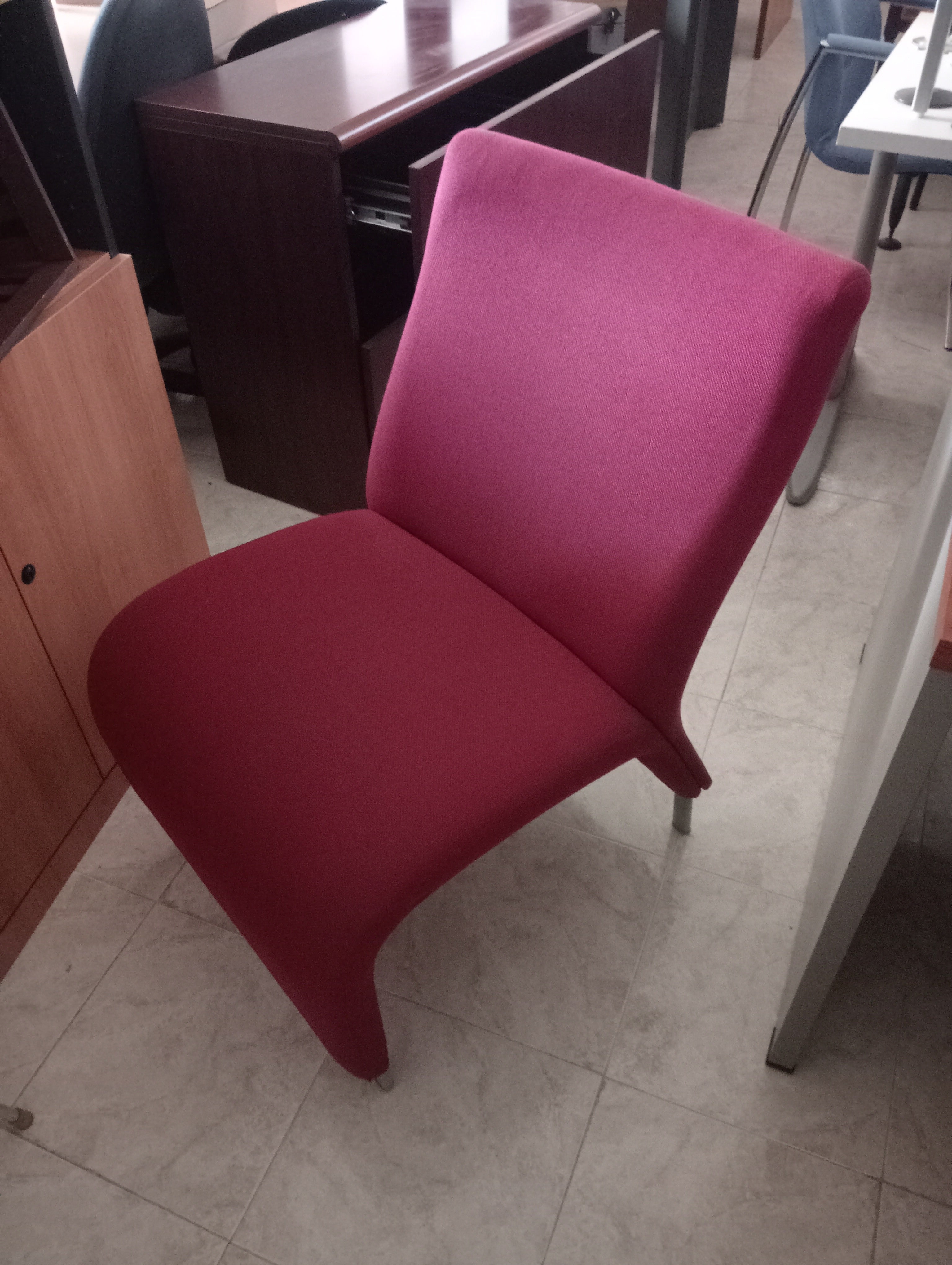 Sillón sala de espera granate.