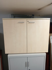 Armario bajo con puertas.