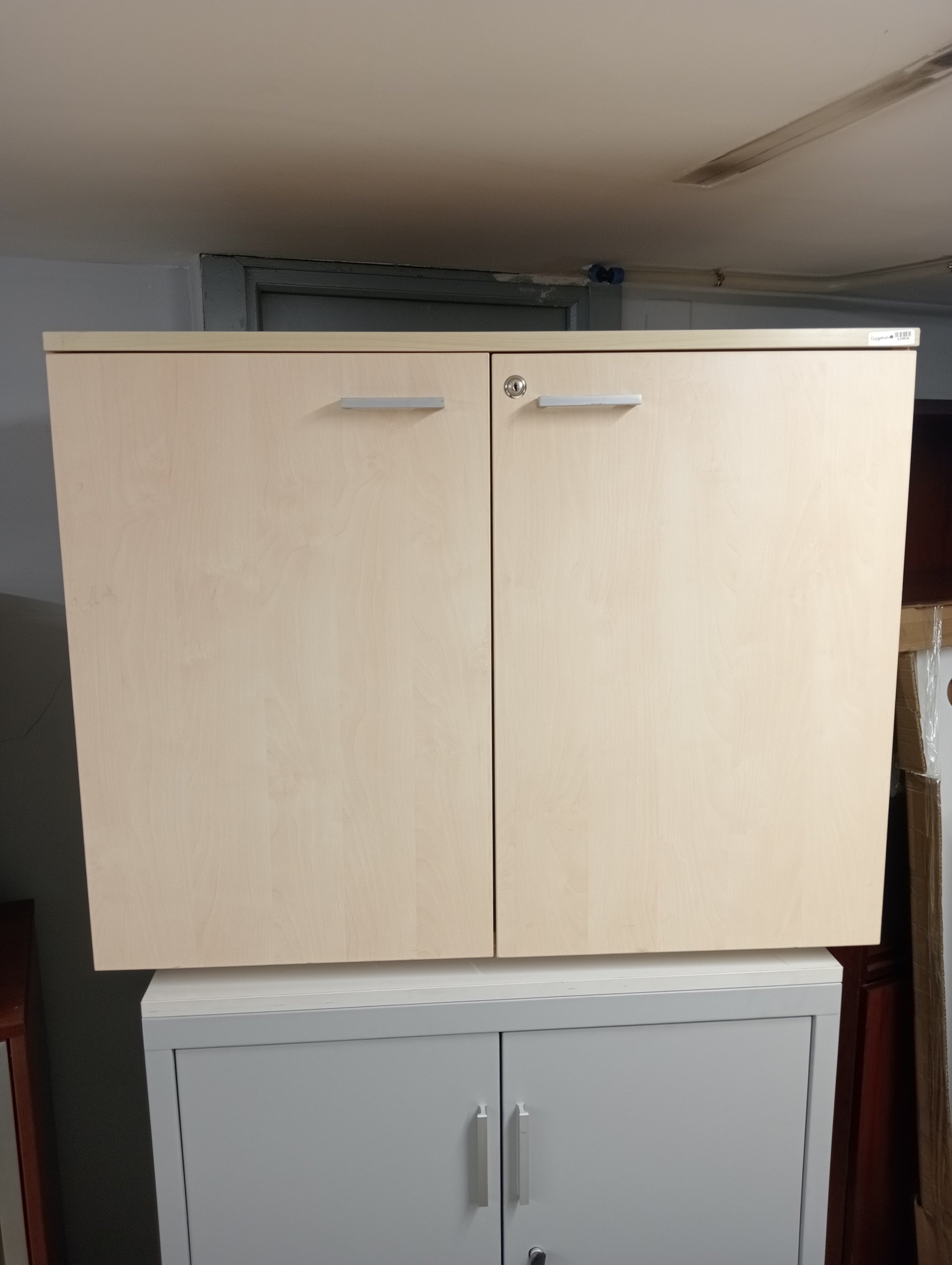 Armario bajo con puertas.