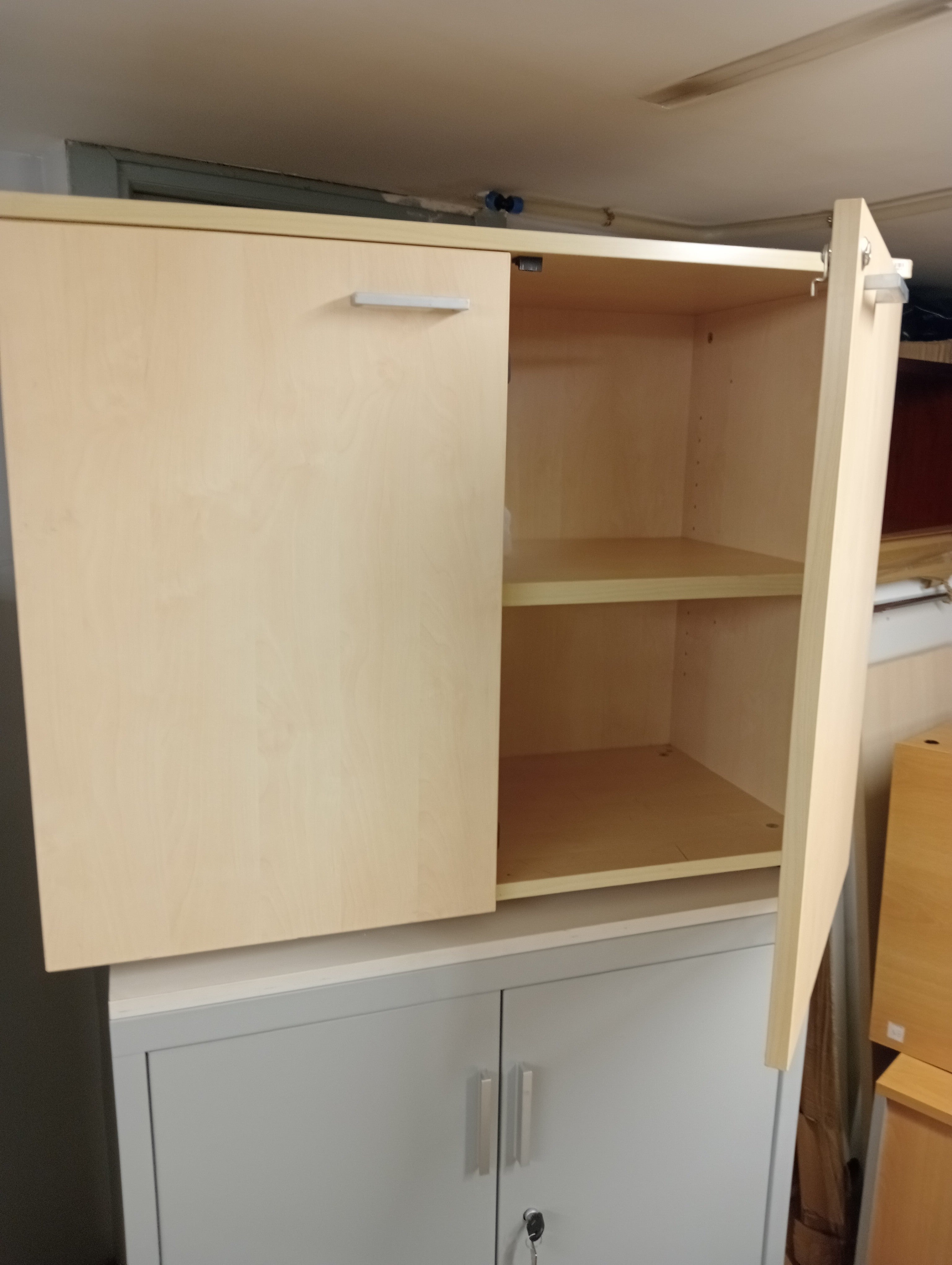 Armario bajo con puertas.