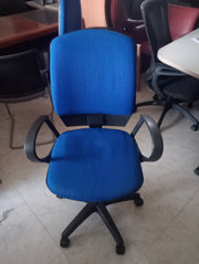 Silla giratoria azul.