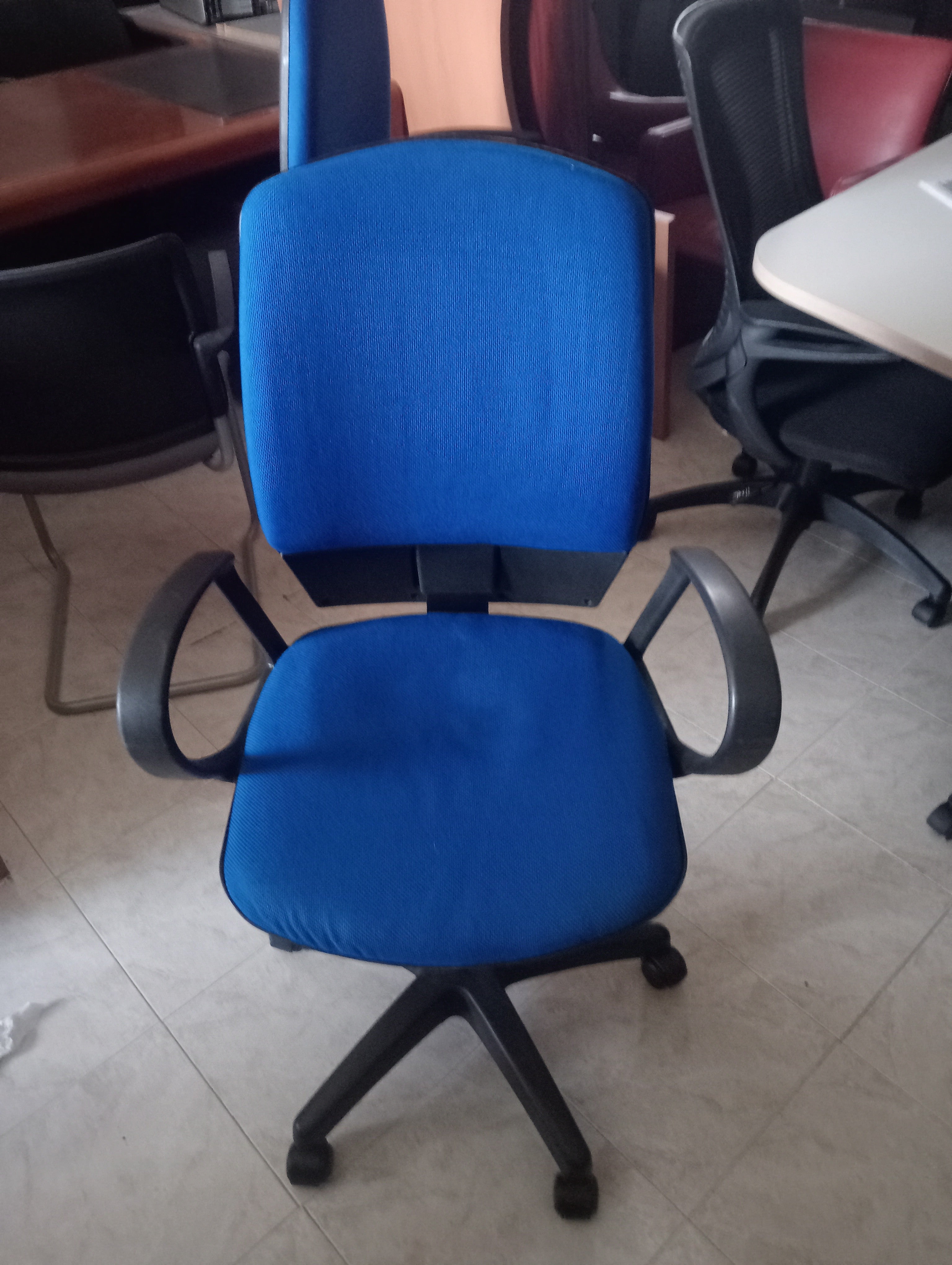 Silla giratoria azul.