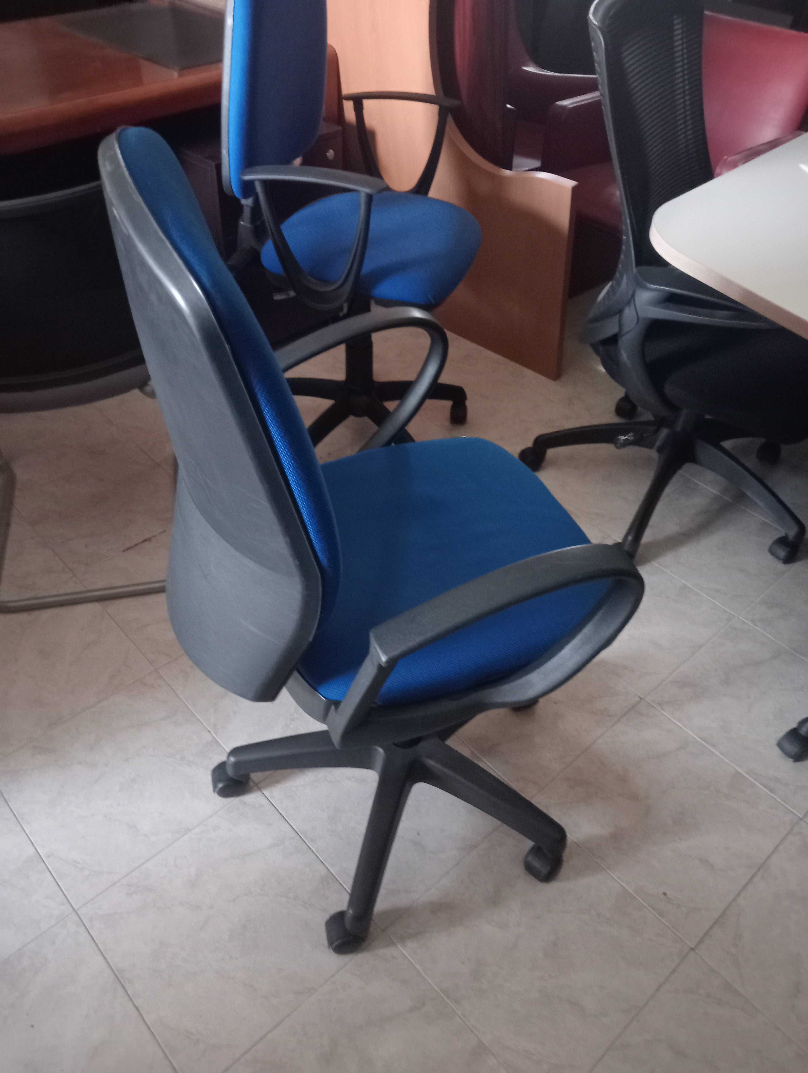 Silla giratoria azul.