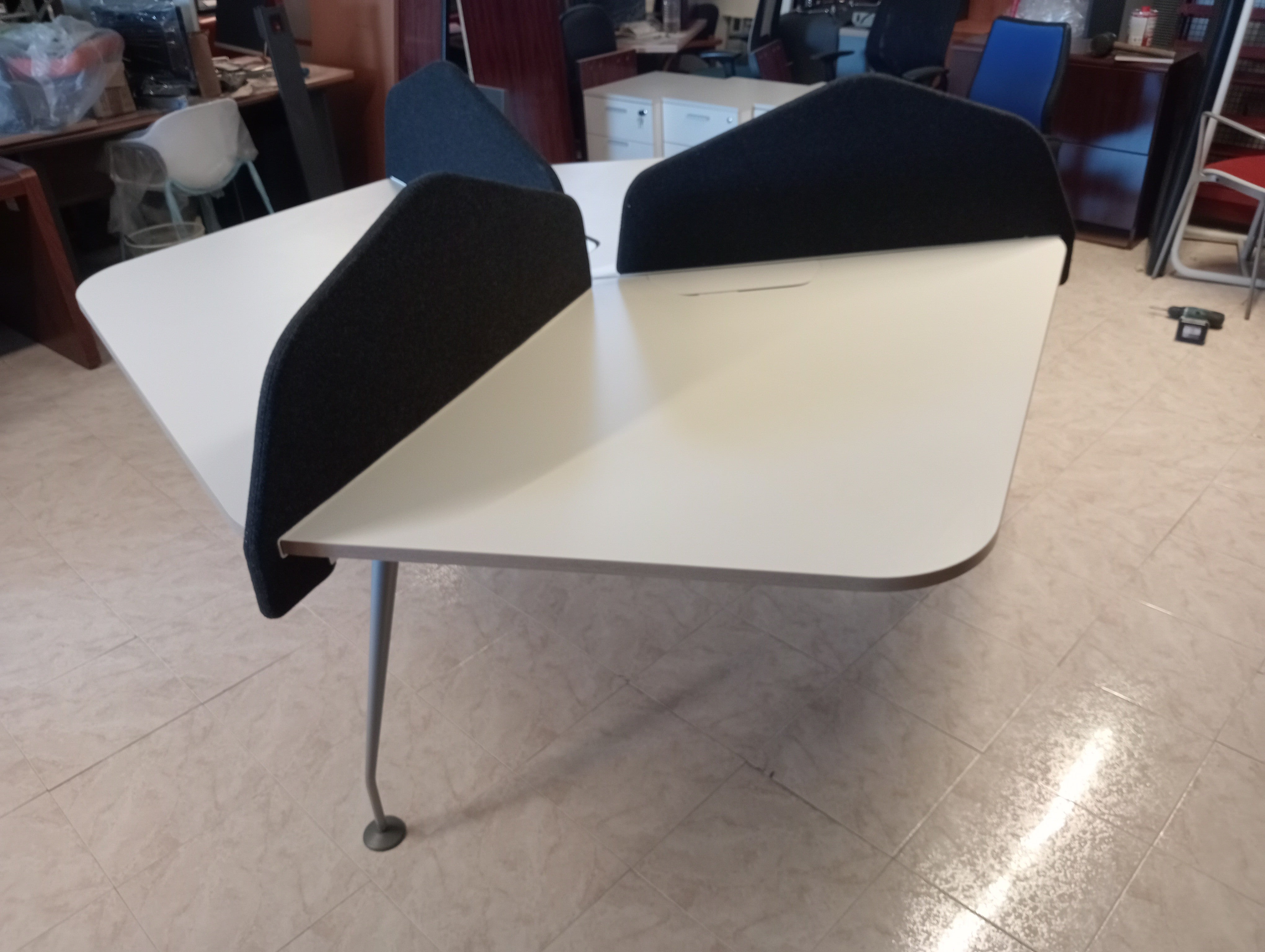 Compacto mesas con separador.