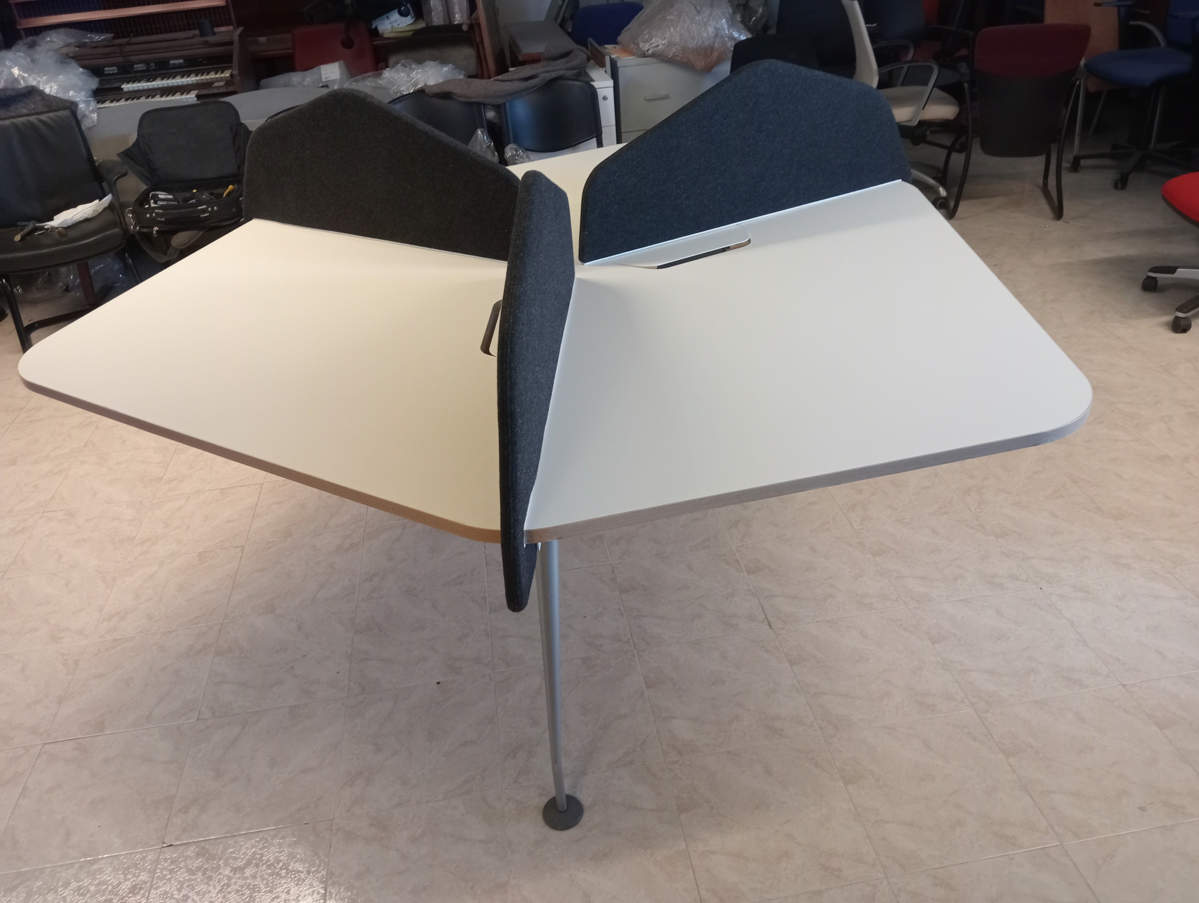 Compacto mesas con separador.