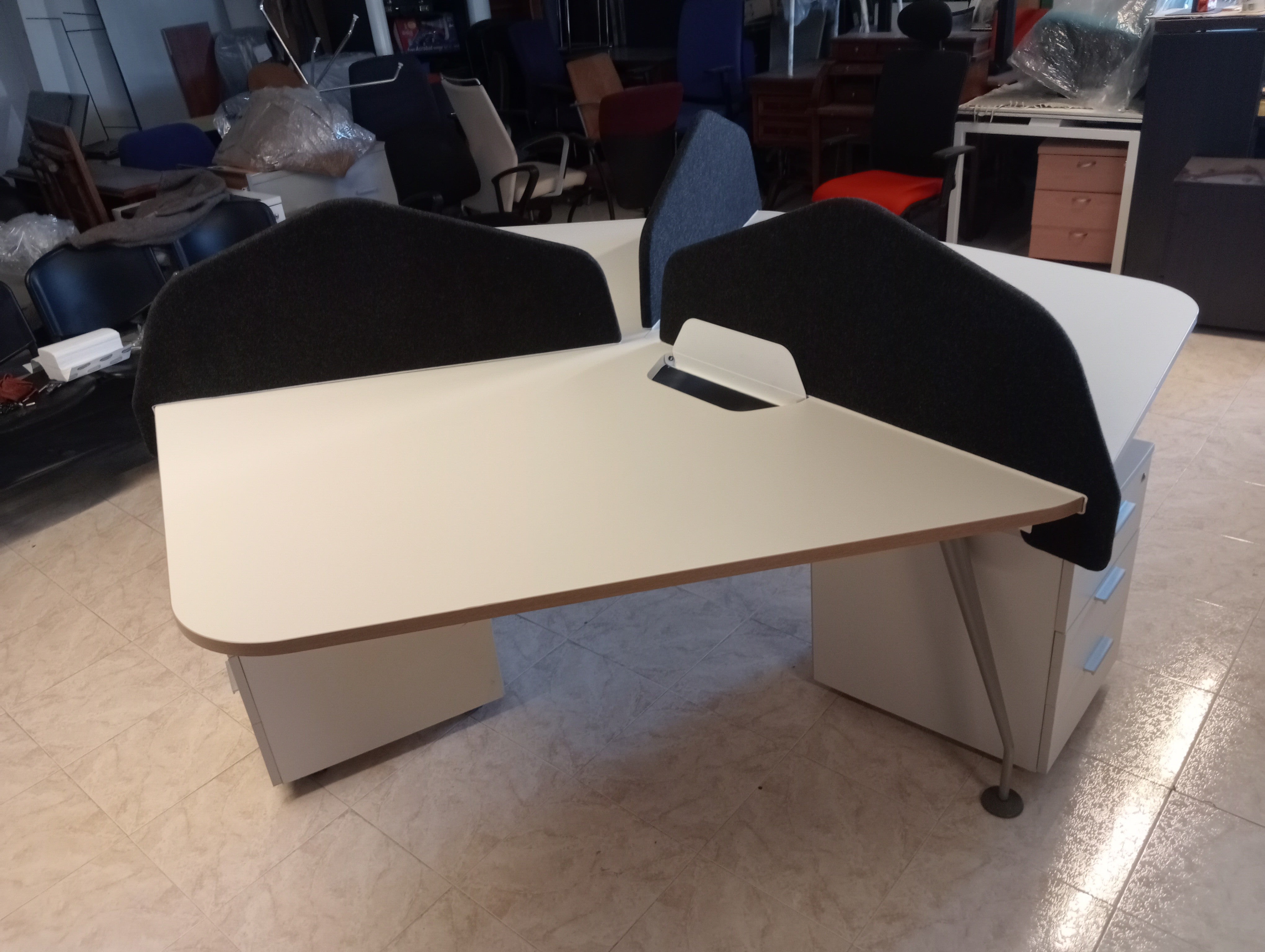 Compacto mesas con separador.