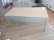 Mesa recta con cajonera colgada.