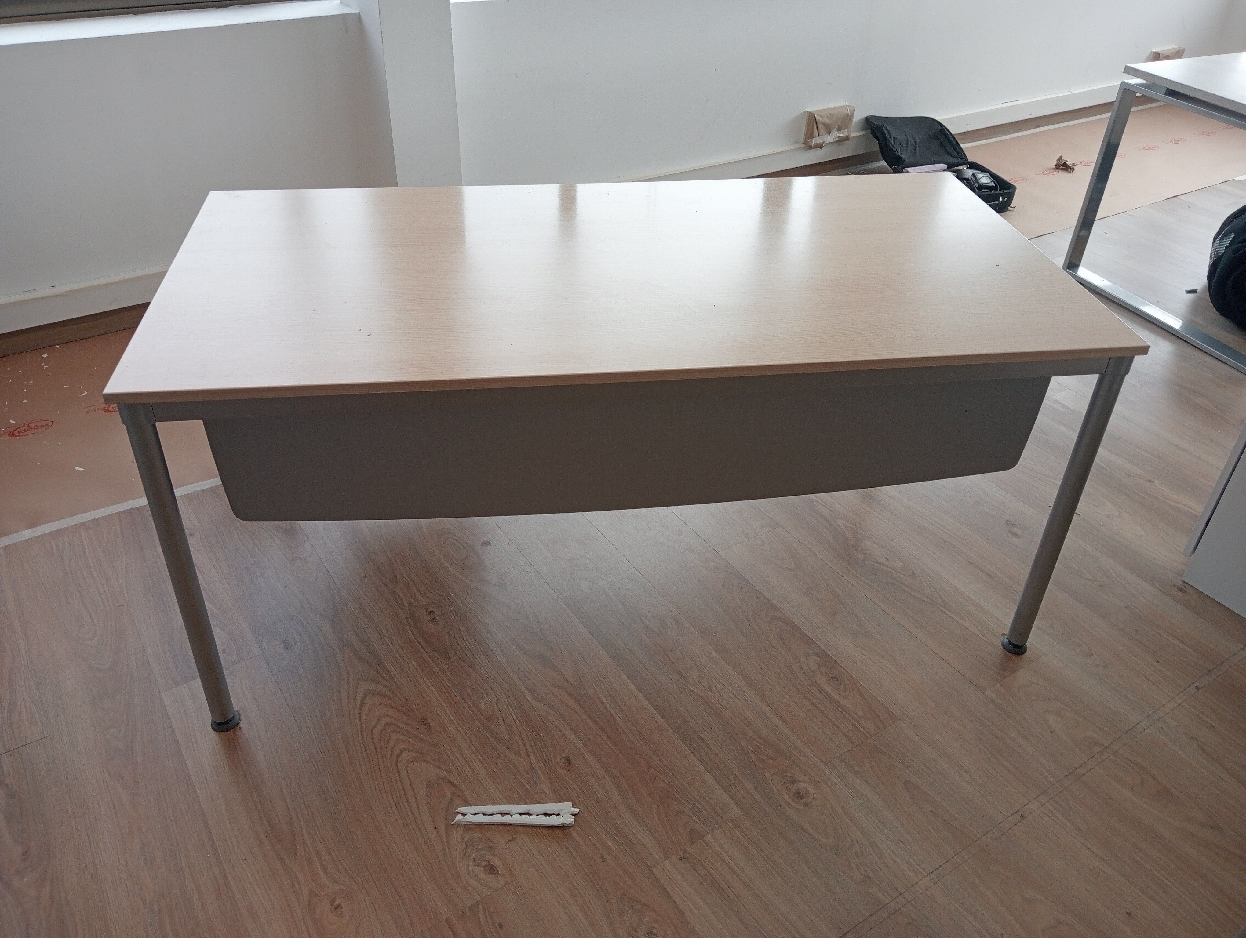 Mesa recta con cajonera colgada.