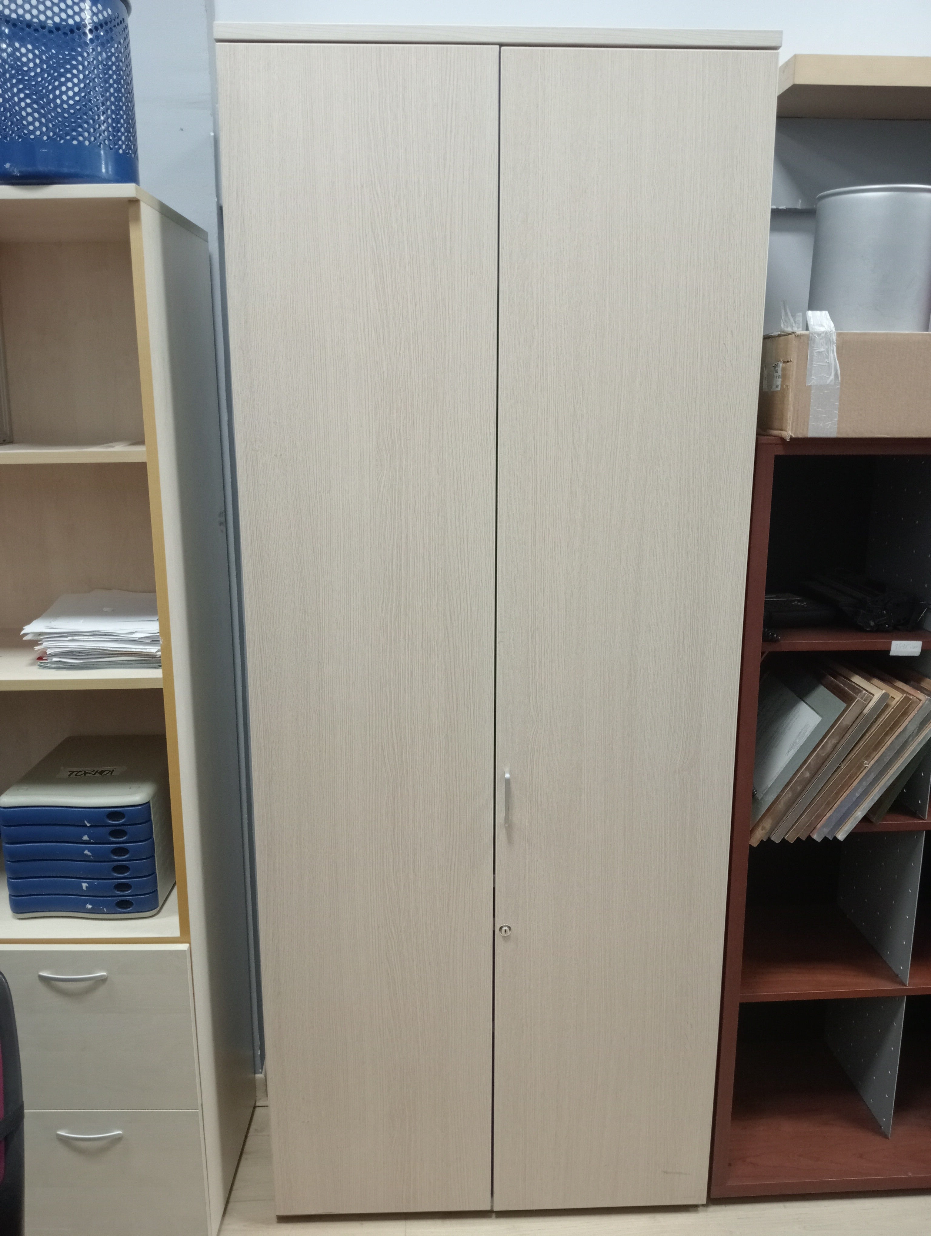 Armario alto de puertas altas.