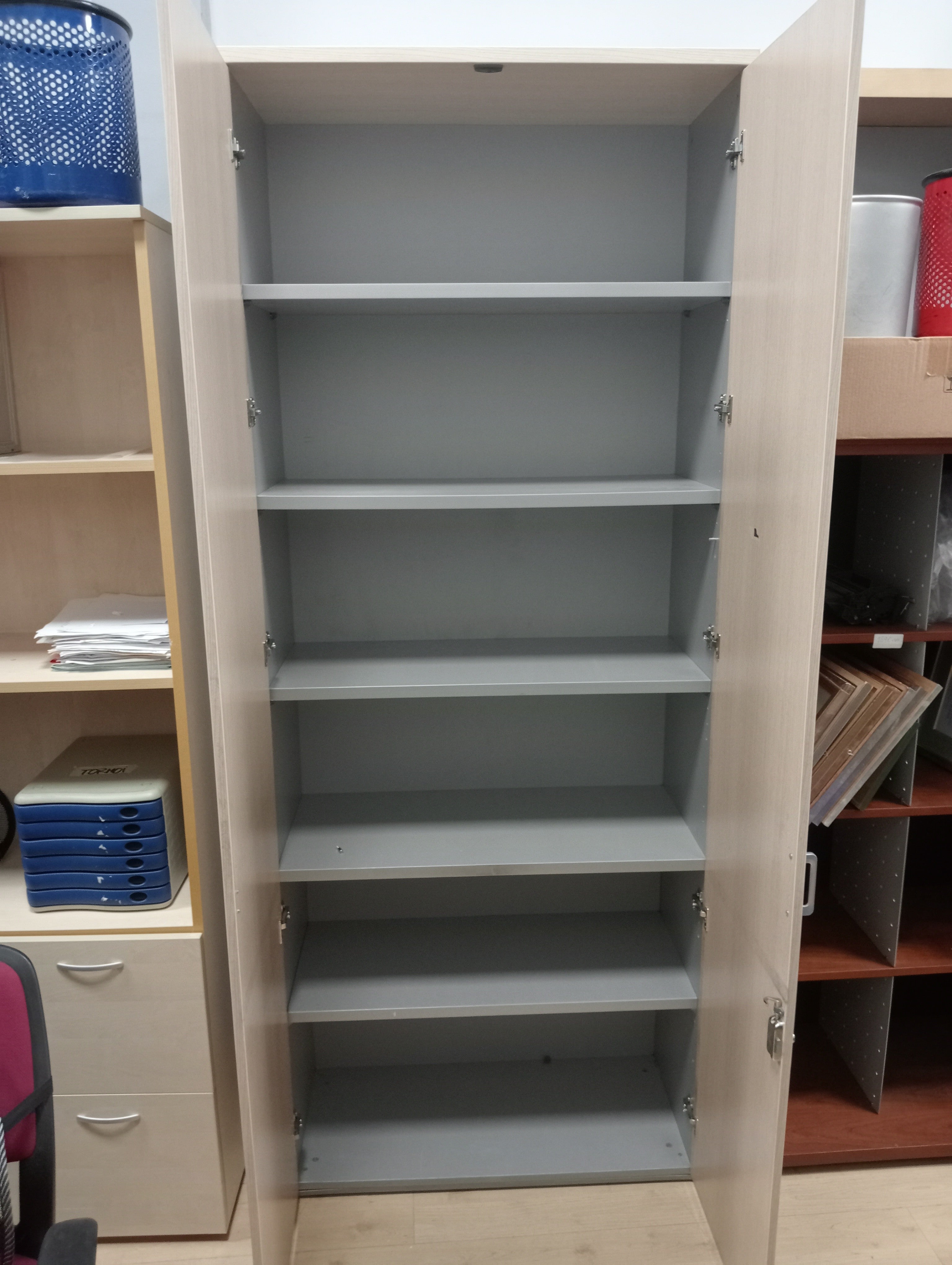 Armario alto de puertas altas.