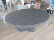 Mesa de reuniones circular.