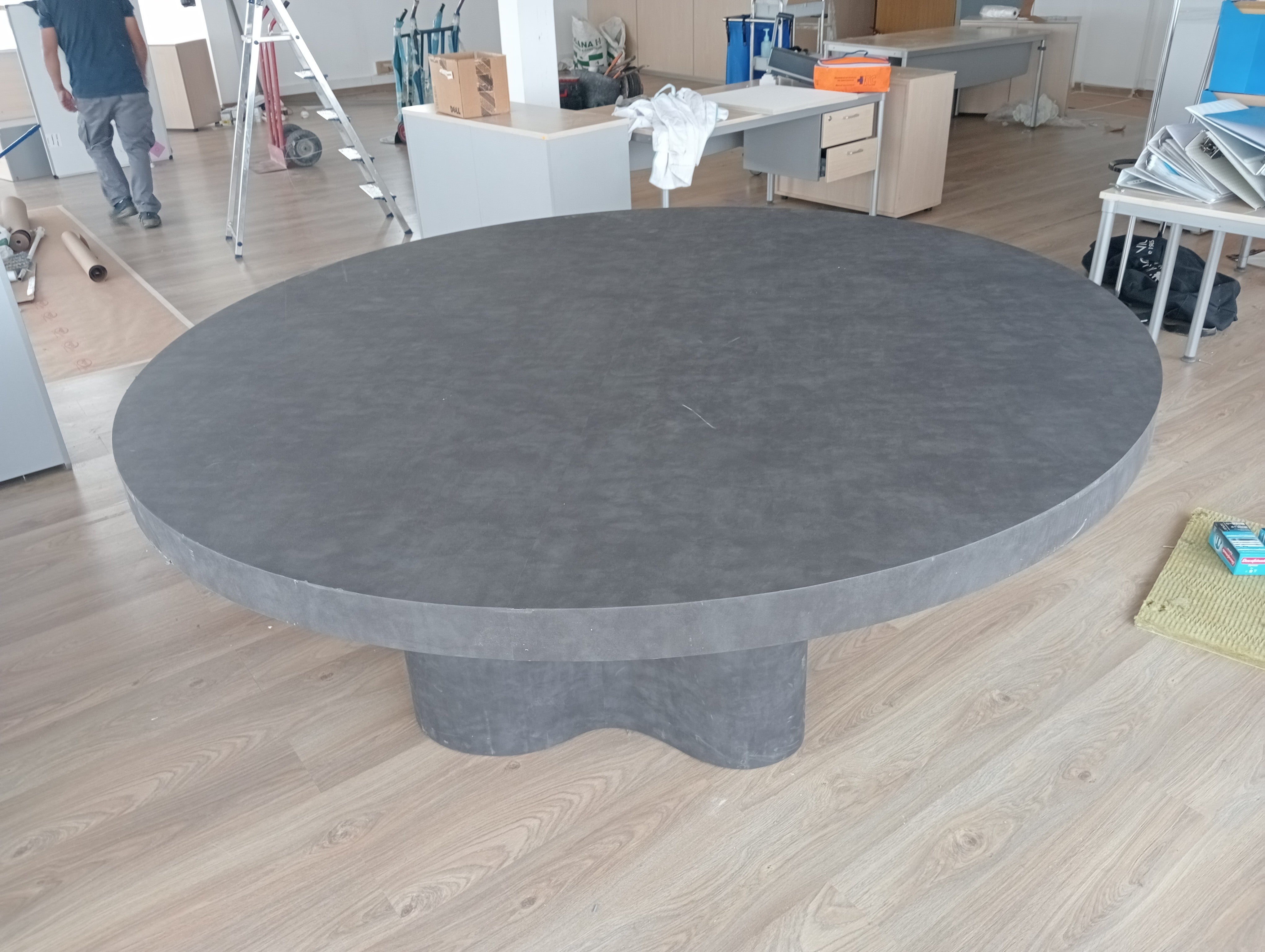 Mesa de reuniones circular.