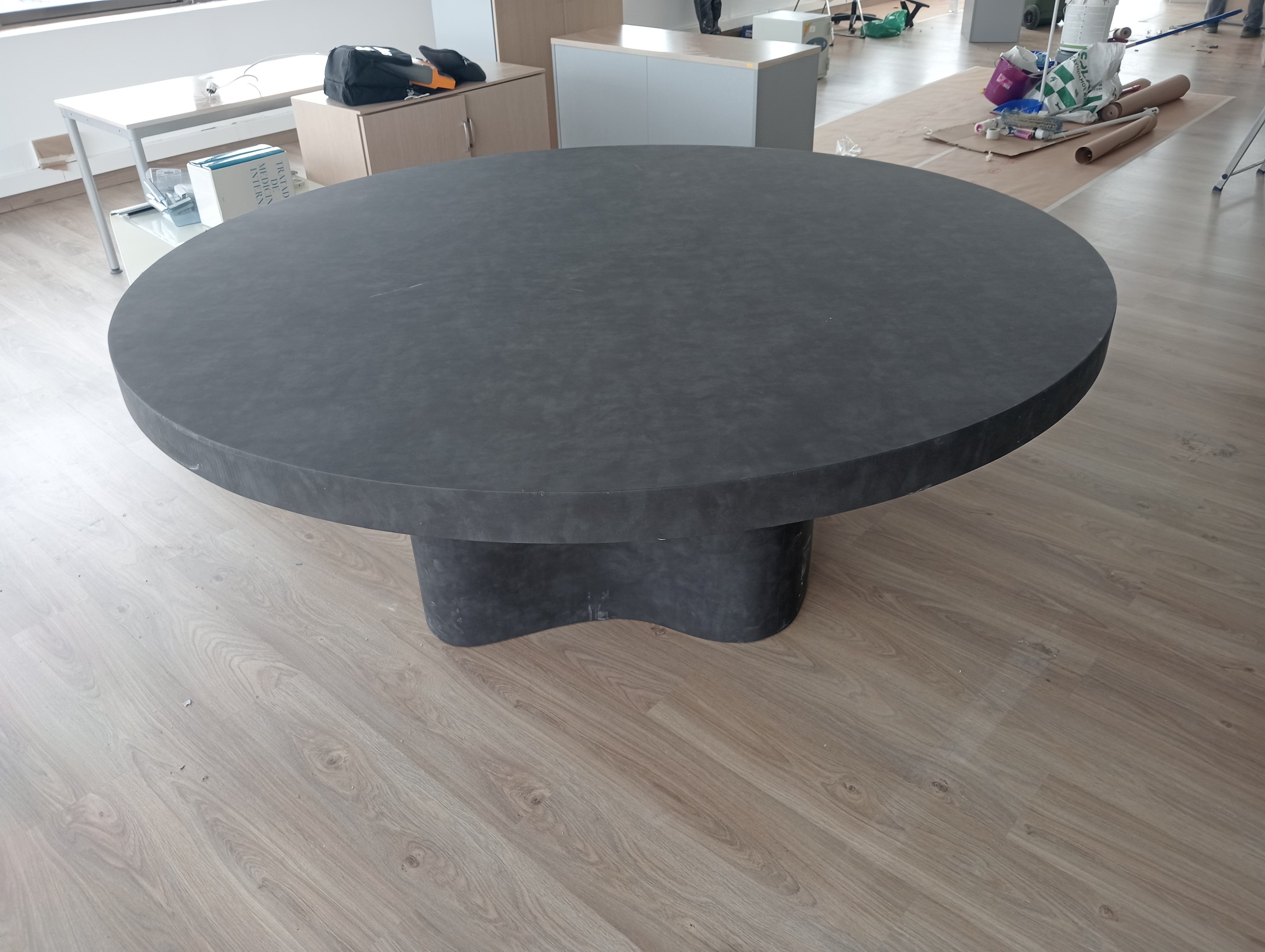 Mesa de reuniones circular.